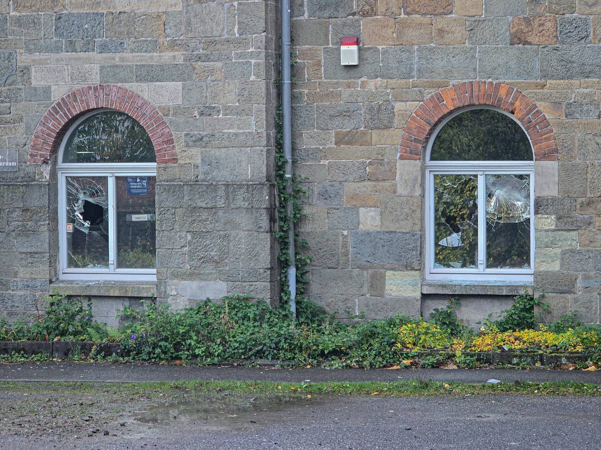 Gleis 1: Eingeworfene Scheiben
