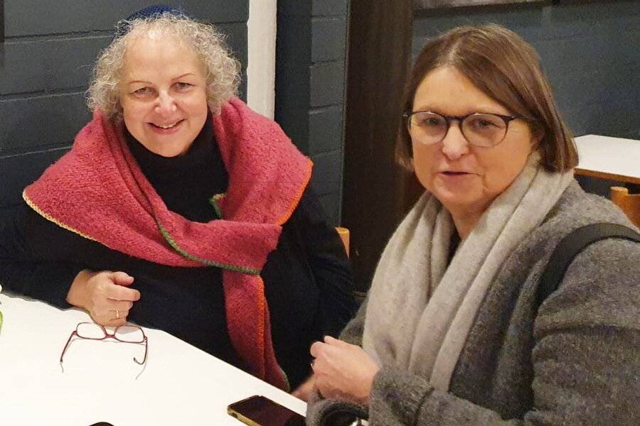 Die Sophiencafé-Leiterinnen Katja Dummer (li.) und Annette Schulz sind für viele Geflüchtete die „Mamas".