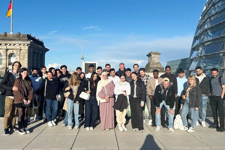  Zum zweiten Mal in Berlin: Den Reichstag haben die „Wuppervisionäre“ mit einer Gruppe Jugendlicher schon im letzten Jahr besucht. 