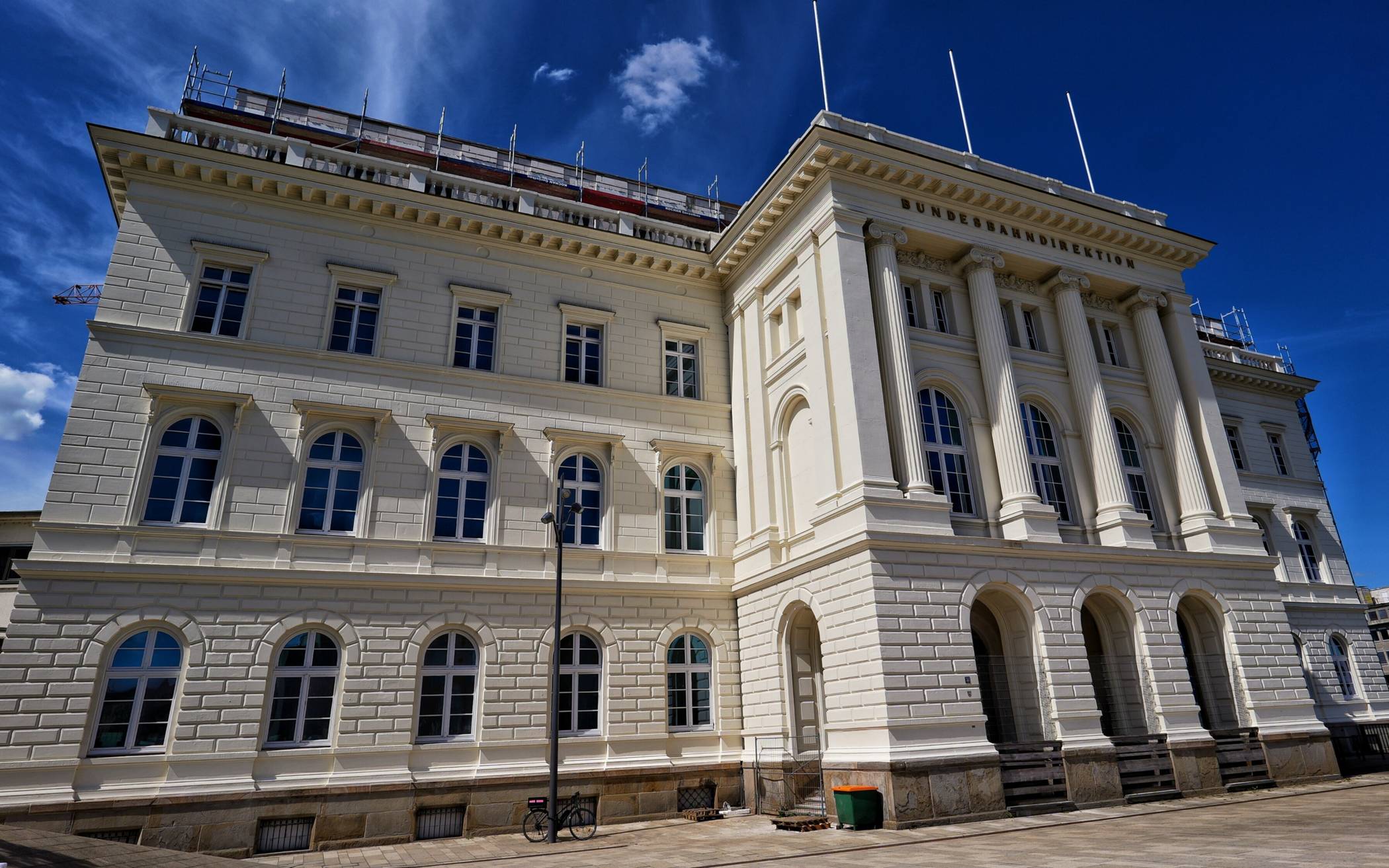 Die ehemalige Bundesbahndirektion in unmittelbarer Nähe