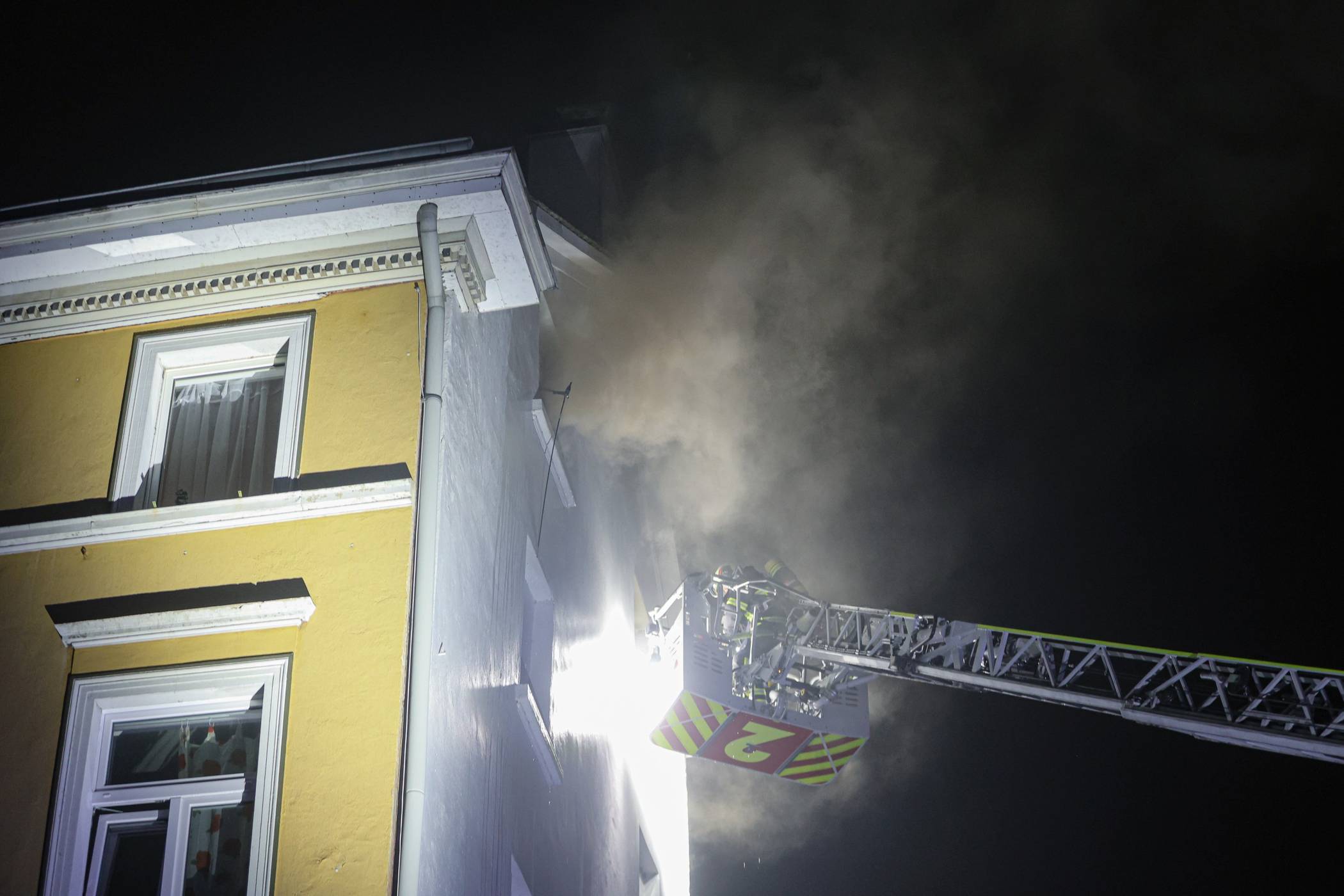 Der Rauch quoll aus dem Fenster.