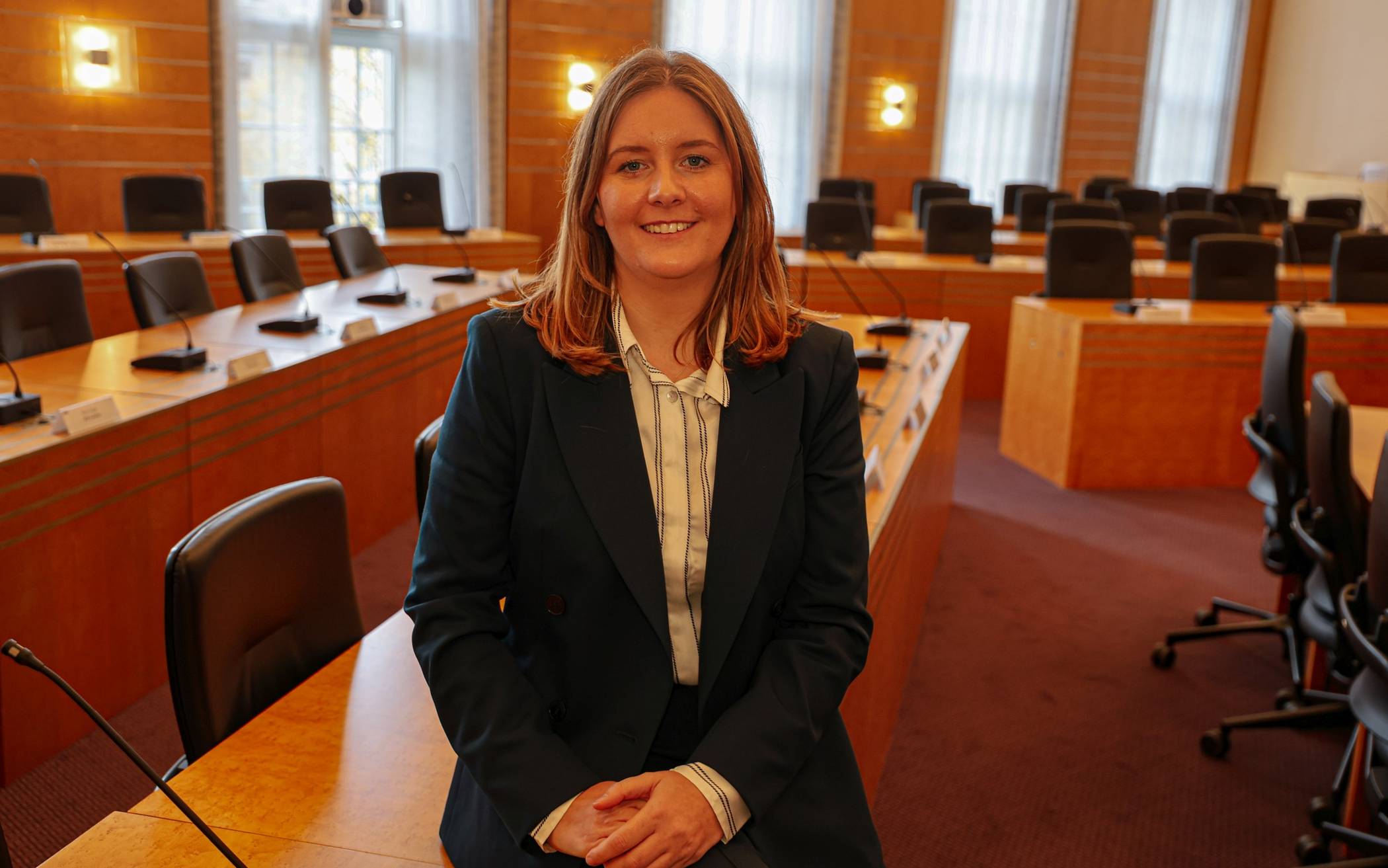 Miriam Scherff an ihrem Schreibtisch im