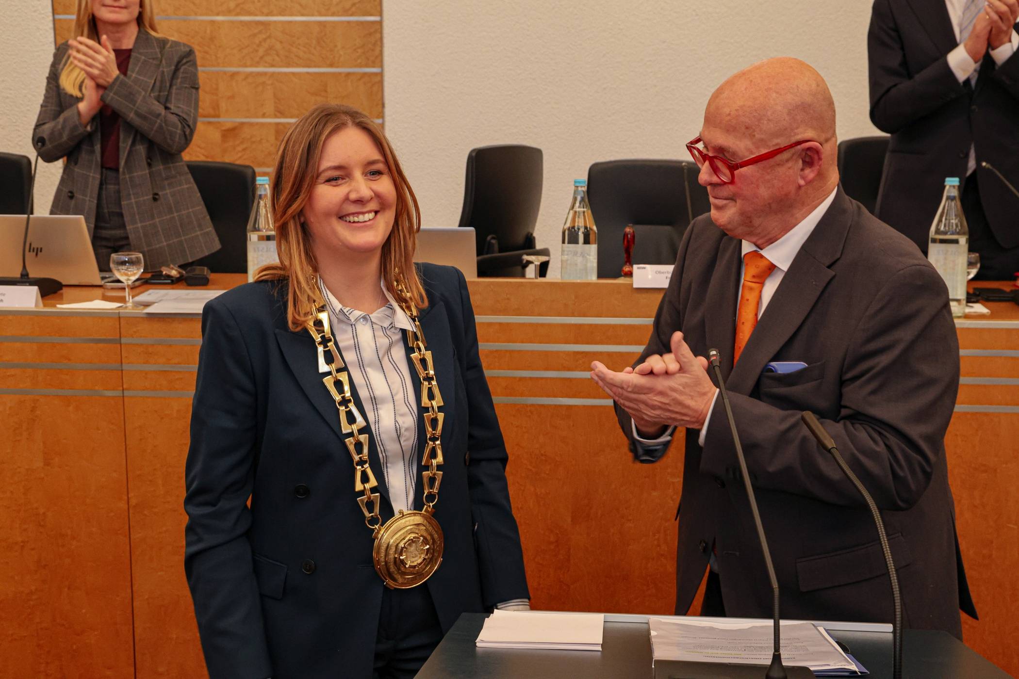 Die neue Oberbürgermeisterin Miriam Scherff mit der Amtskette, rechts Dr. Rolf Köster.