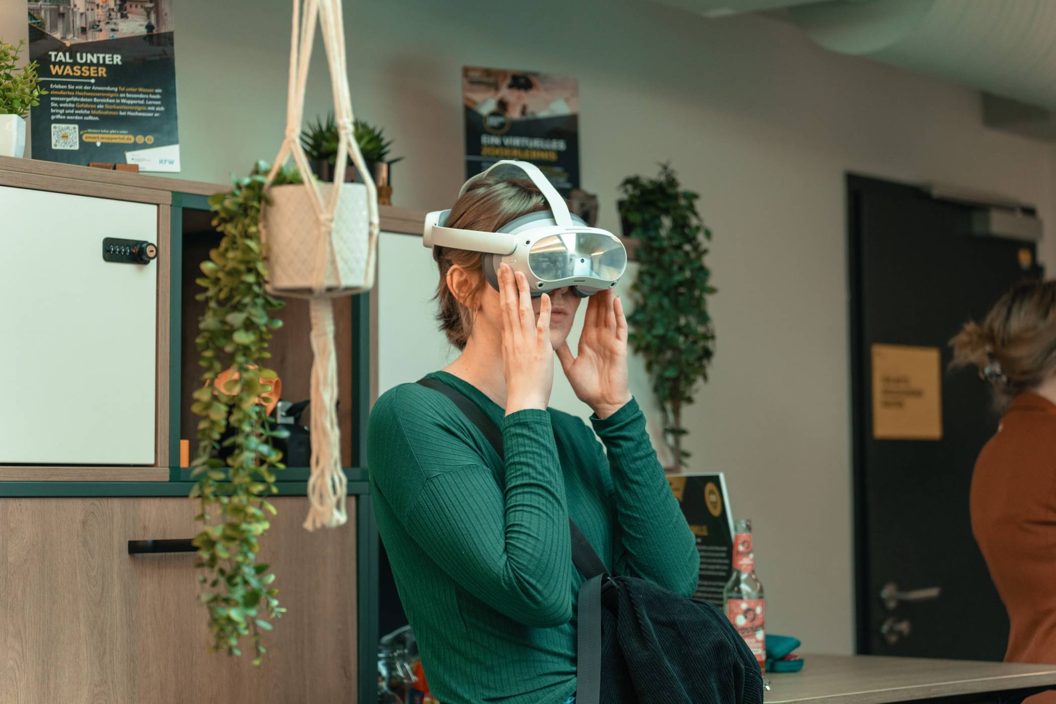 Mit der VR-Brille lässt sich die geplante BUGA-Hängebrücke erkunden.