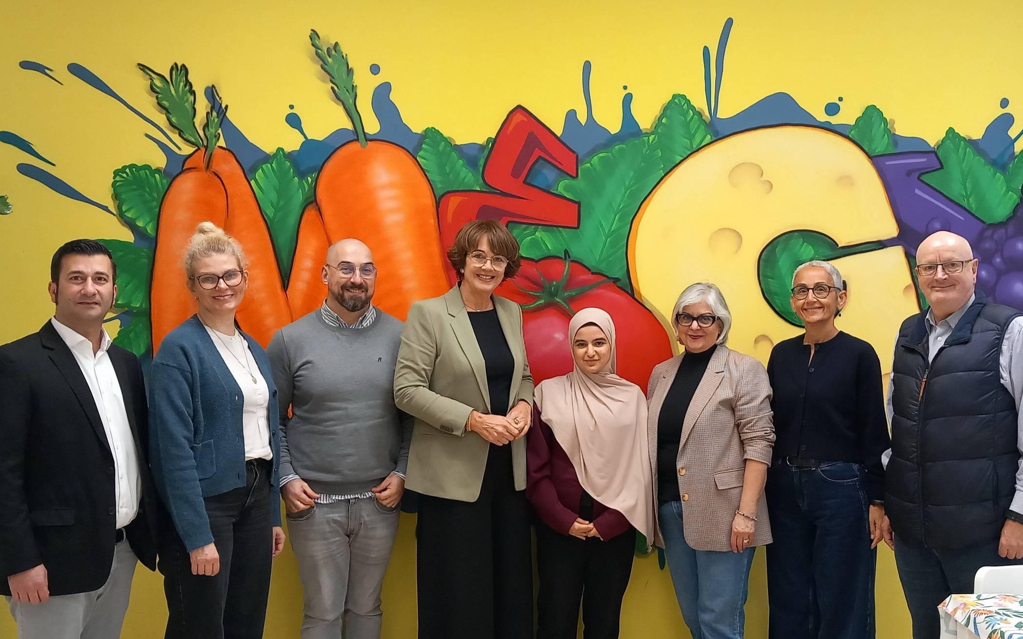 Dezernentin Annette Berg (4.v.li.), Suna Lenz