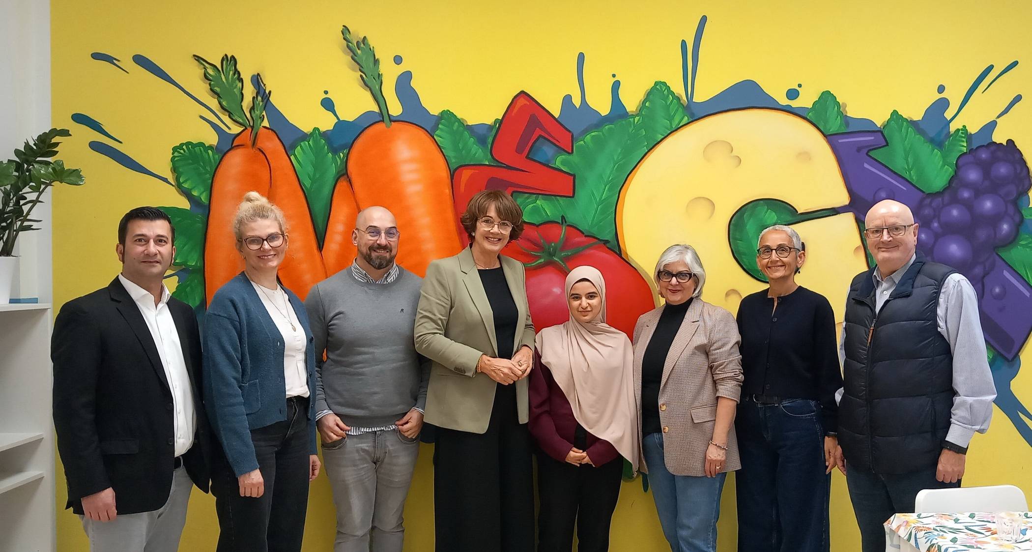 Dezernentin Annette Berg (4.v.li.), Suna Lenz (3.v.re.) und weitere Mitarbeiterinnen und Mitarbeiter des Ressorts übereichten die Spende an den Tafel-Vorsitzenden Peter Vorsteher (re.), Geschäftsführer Zülfü Polat (li.) sowie Mitarbeiterinnen und Mitarbeiter der Einrichtung.