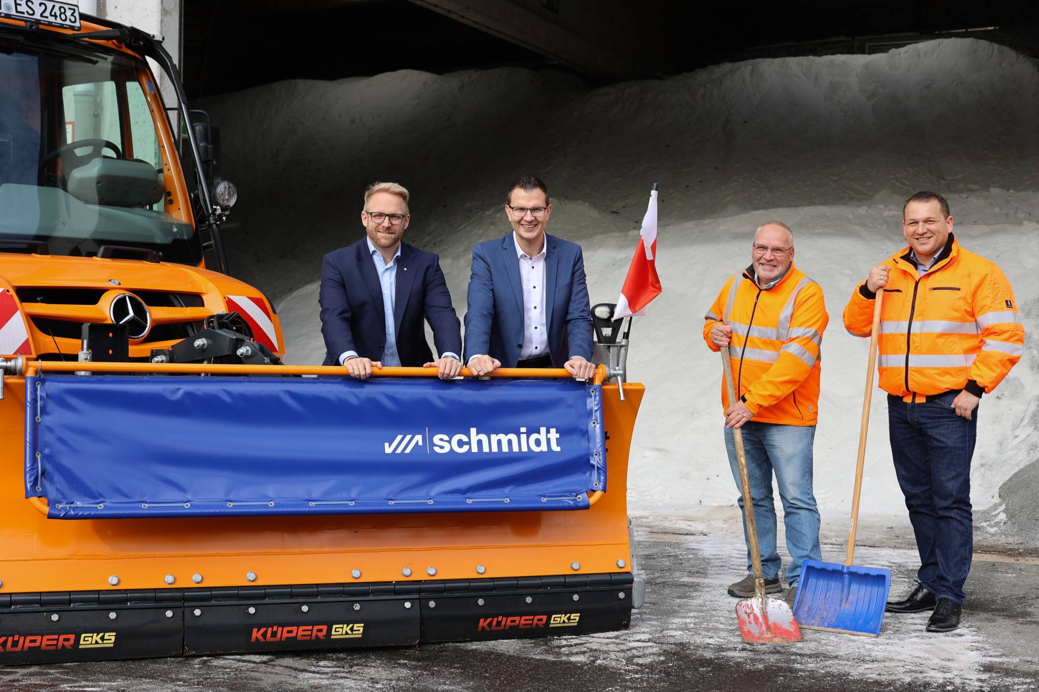  Von li.: Daniel Pfordt, Sascha Grabowski, Andreas Wenger und Lukas Kwiotek vor dem gut gefüllten Streusalzlager am Betriebshof Klingelholl. 