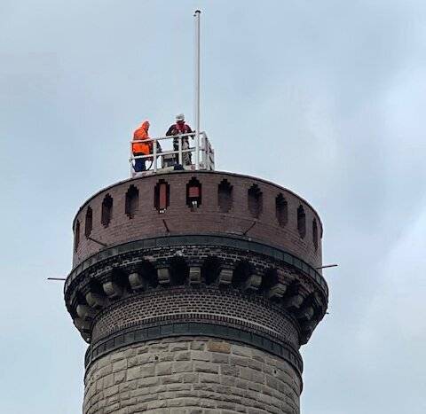 Der Flaggenmast sitzt am richtigen Platz.