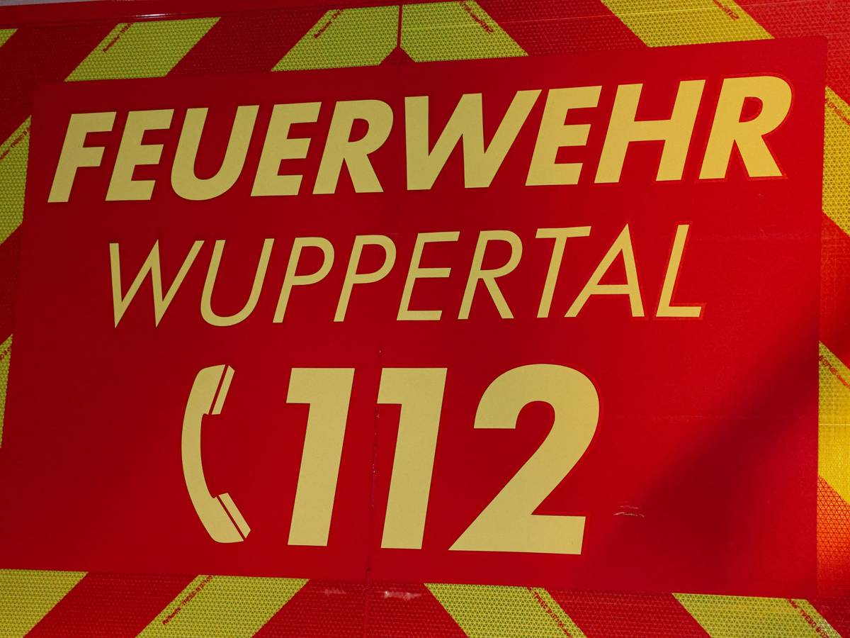 Feuerwehr löscht Flammen in Lagerhalle