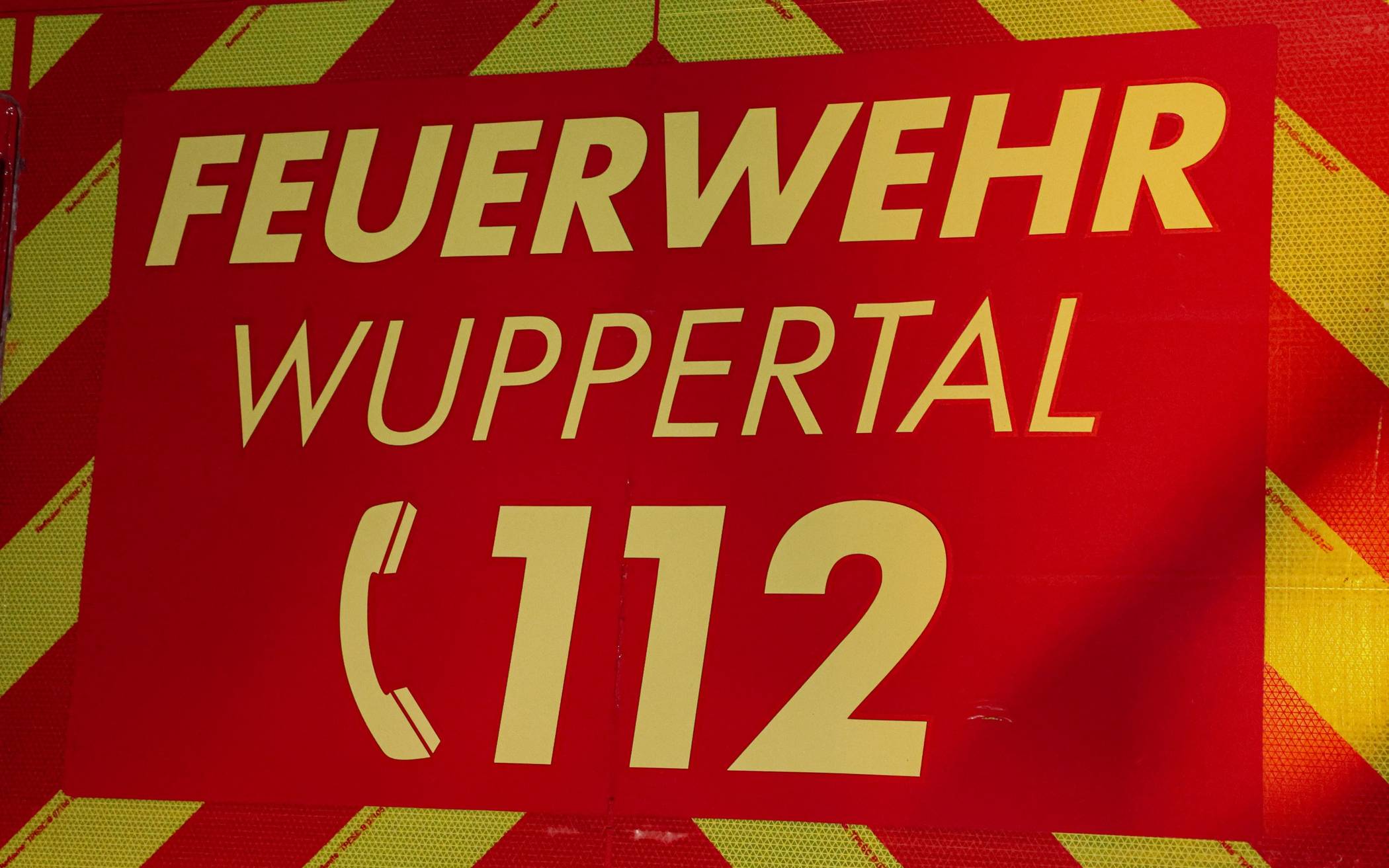 Feuerwehr löscht Flammen in Lagerhalle