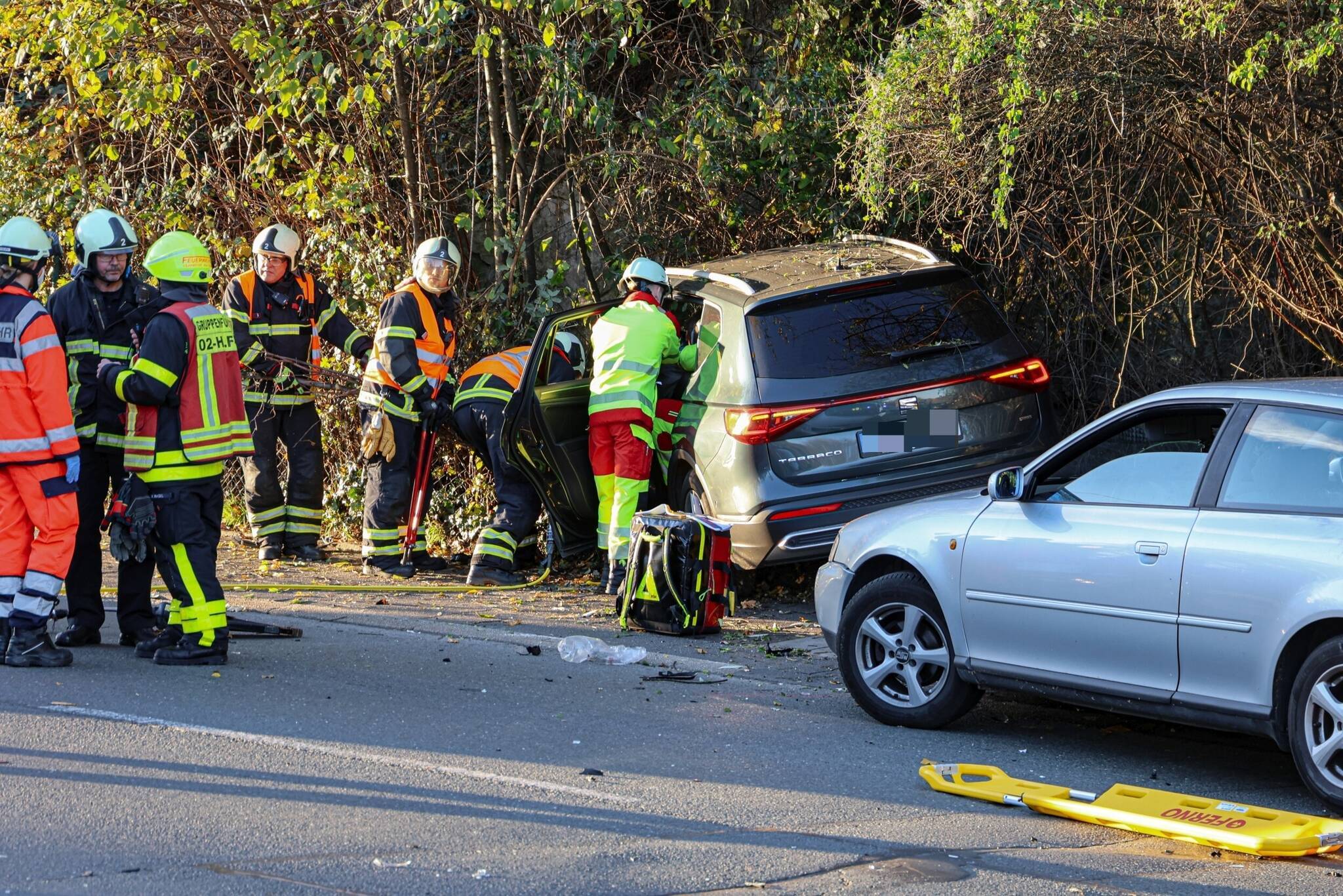 Ein Mann musste aus dem Auto befreit werden.
