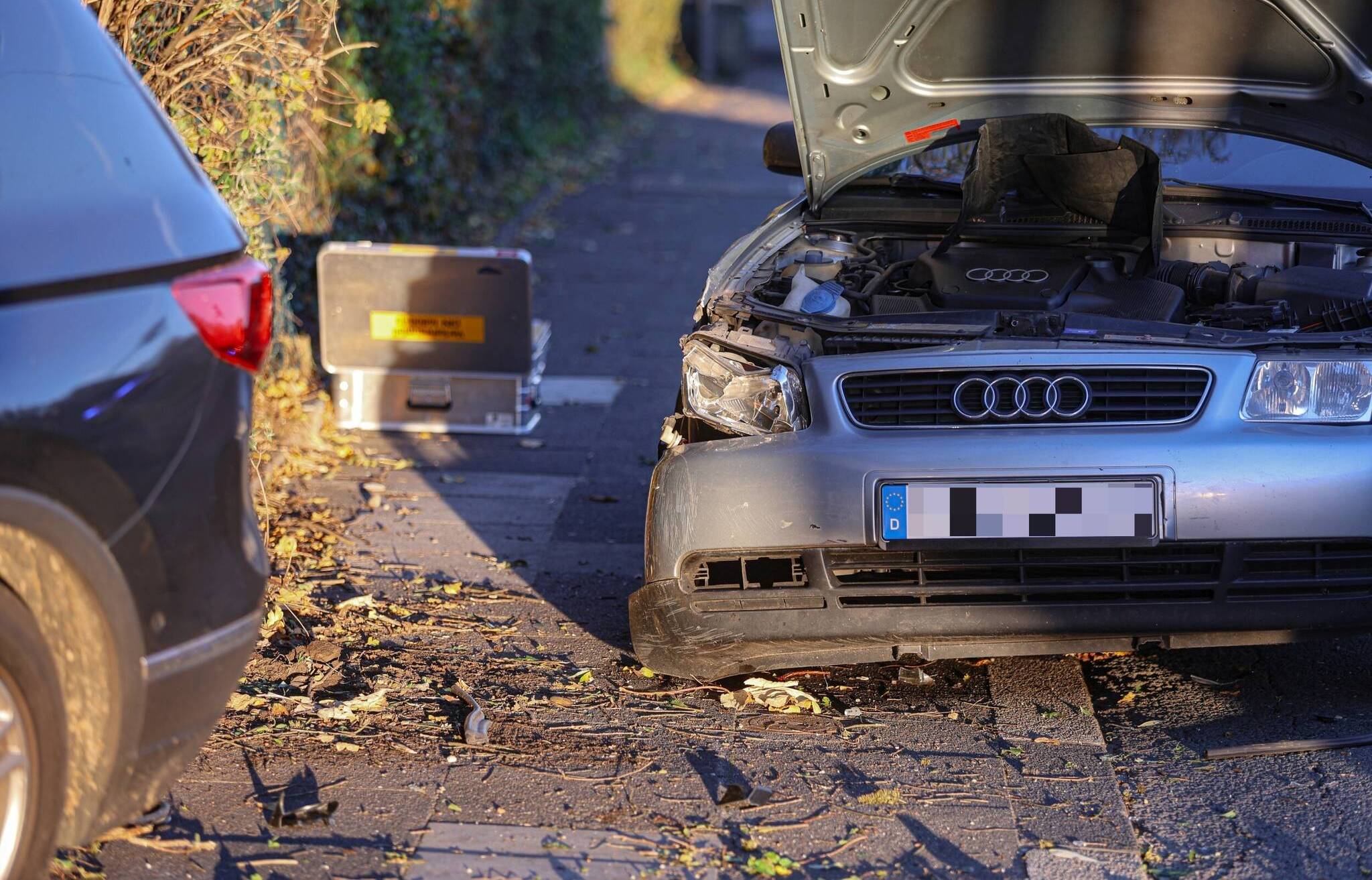Wagen prallt gegen Felswand
