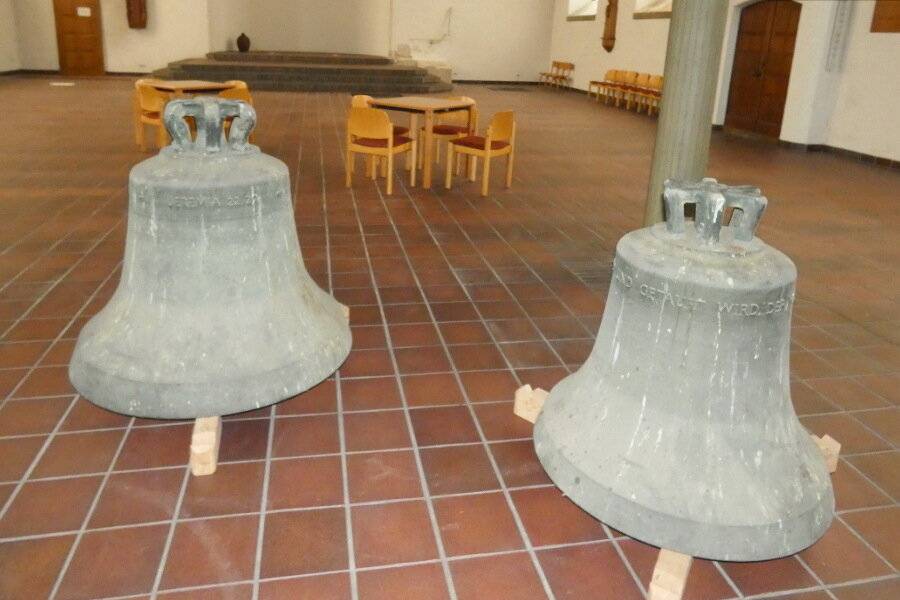 Erst werden die sieben Tonnen schweren Glocken vom Turm geholt, dann aus der Kirche gezogen.
