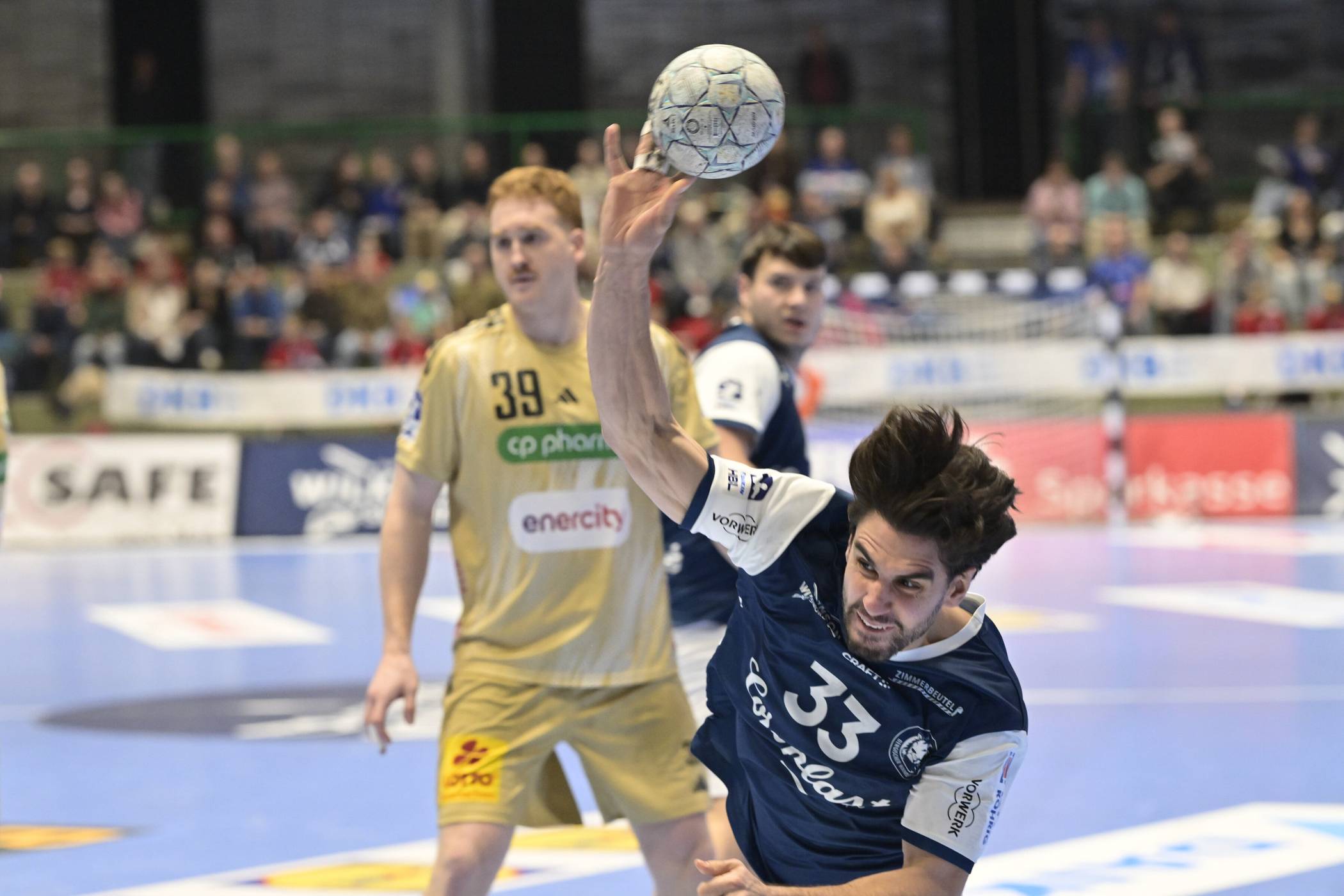  Szene aus dem Achtelfinale gegen Hannover mit Eloy Morante Maldonado, im Hintergrund der Ex-BHCer Lukas Stutzke. 