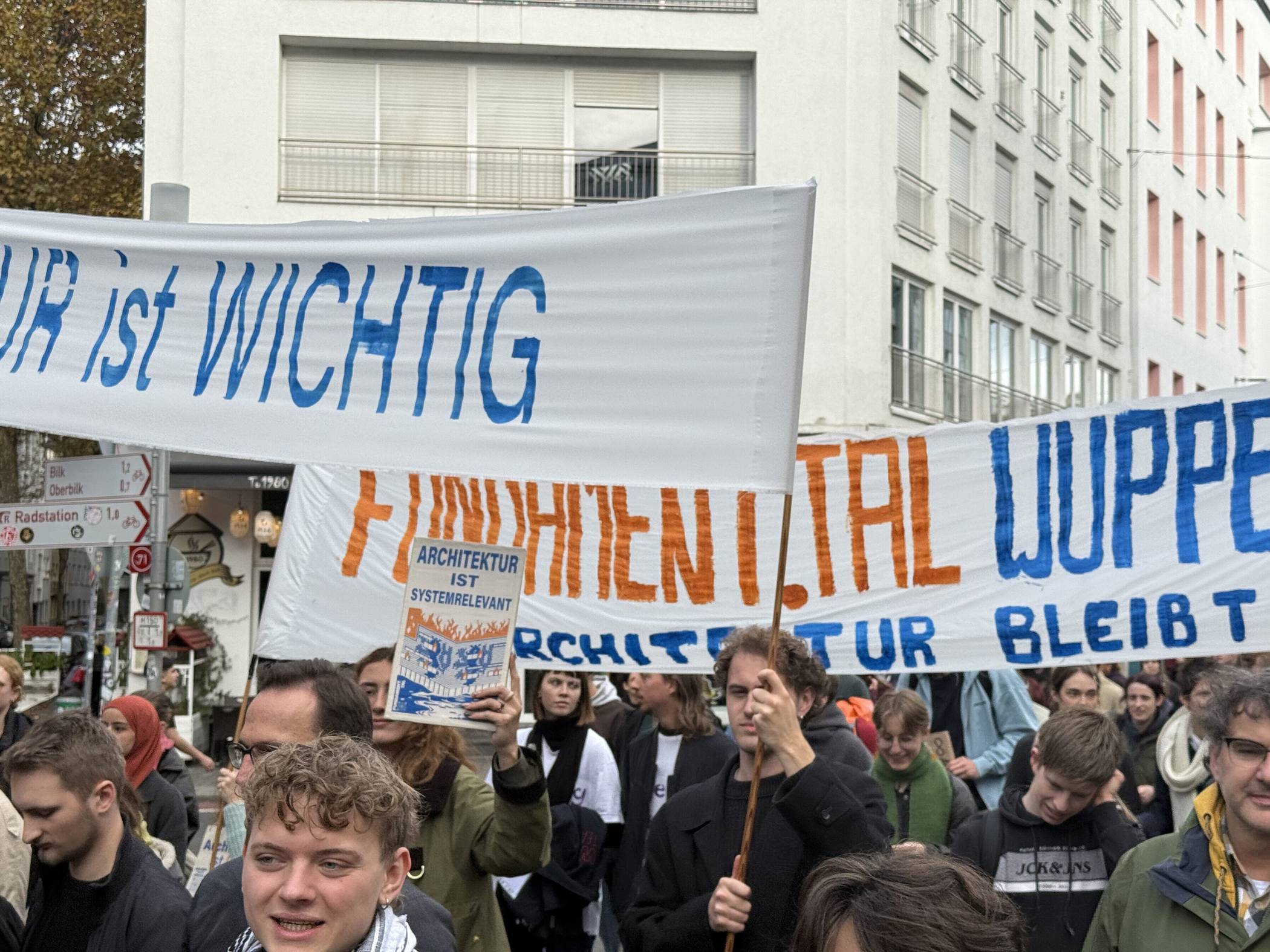  Studierende der Bergischen Universität Wuppertal demonstrierten am vergangenen Mittwoch in Düsseldorf gegen das geplante Aus des Architekturstudiengangs mit Parolen, wie etwa „Wer bei Bildung spart, verspielt die Zukunft!“  