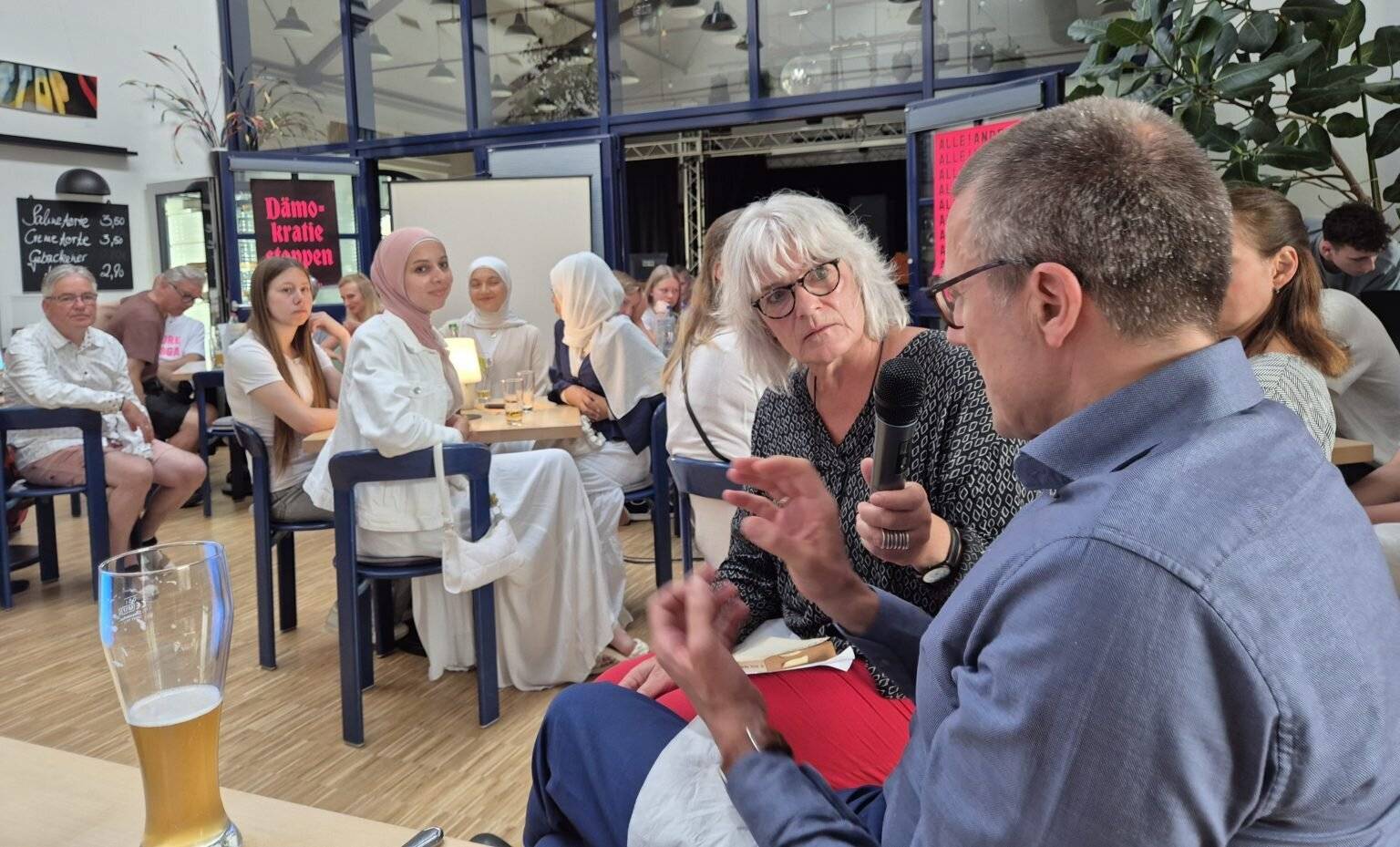 Moderatorin Annette Hager im Gespräch.