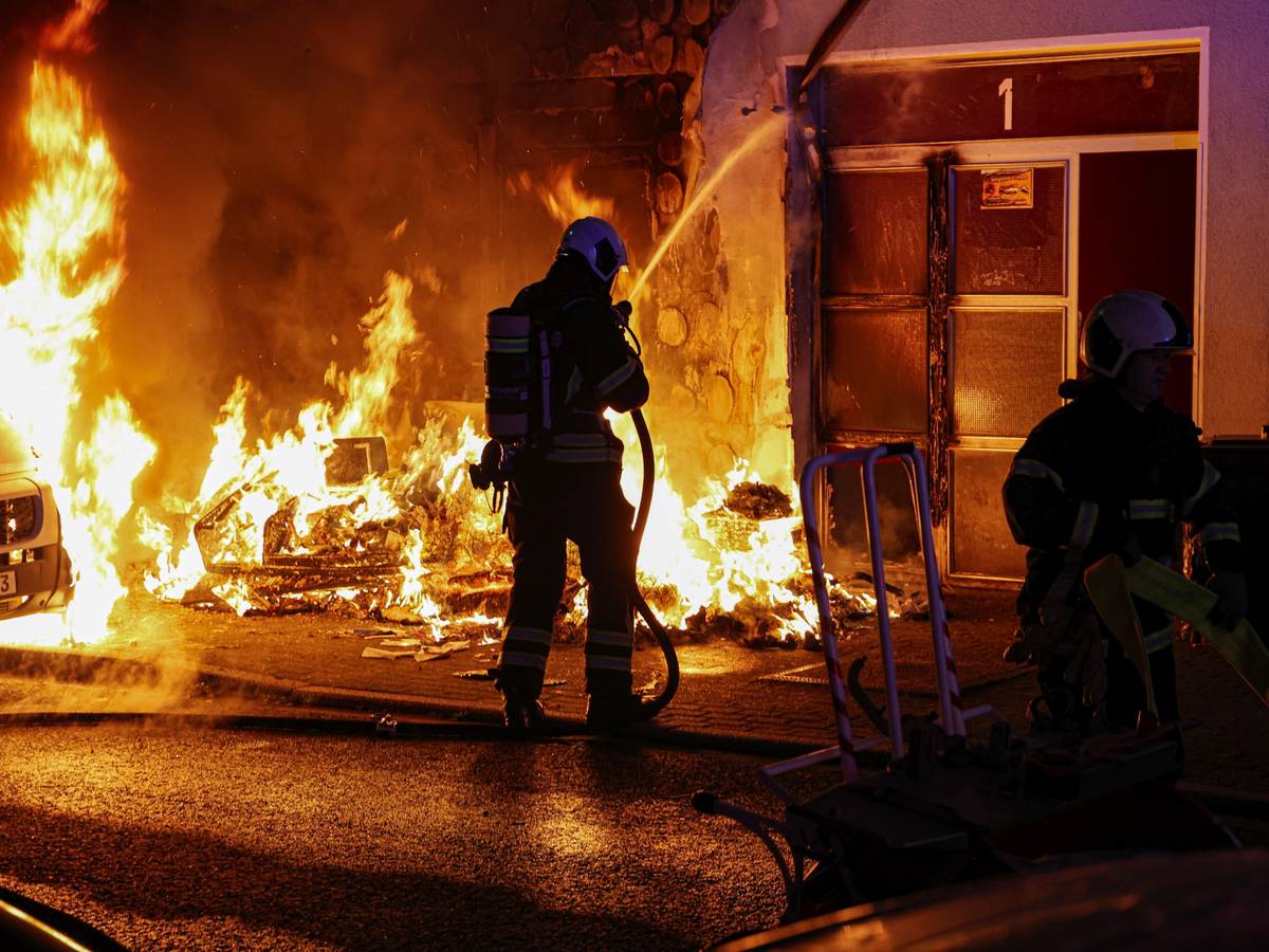 Mit Bildern: Brennender Sperrmüll bringt Menschen in Gefahr