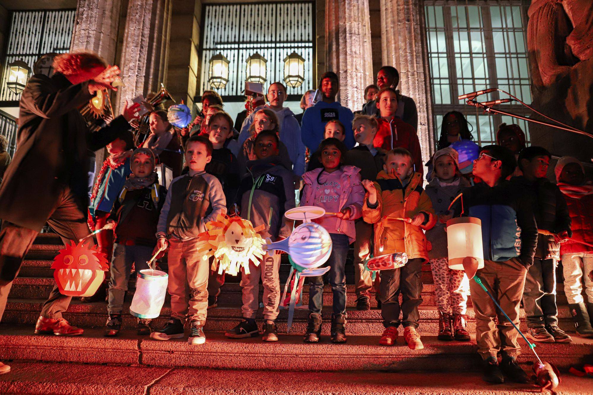  Sängerinnen und Sänger auf der Rathaustreppe. 