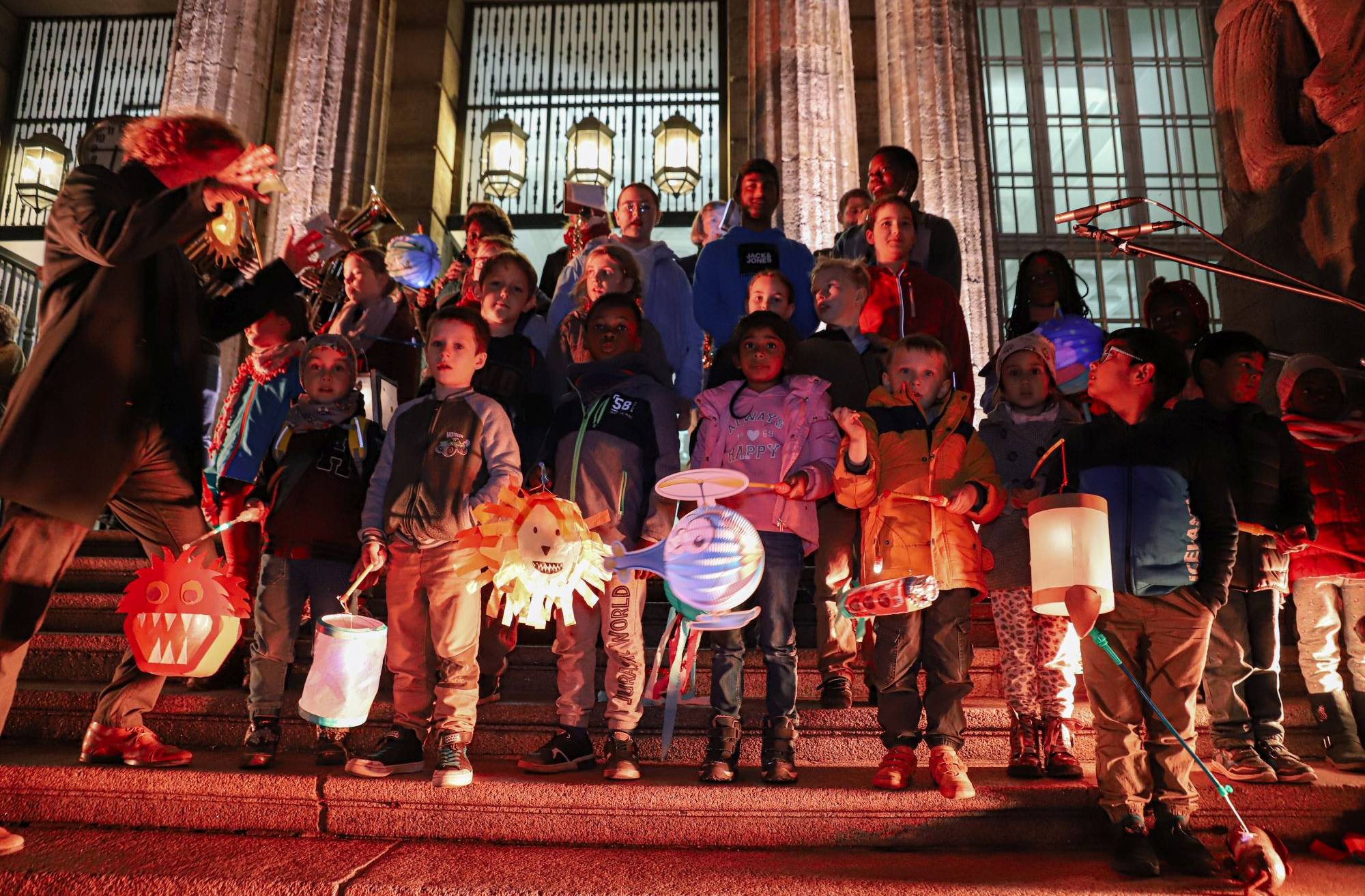Sängerinnen und Sänger auf der Rathaustreppe.