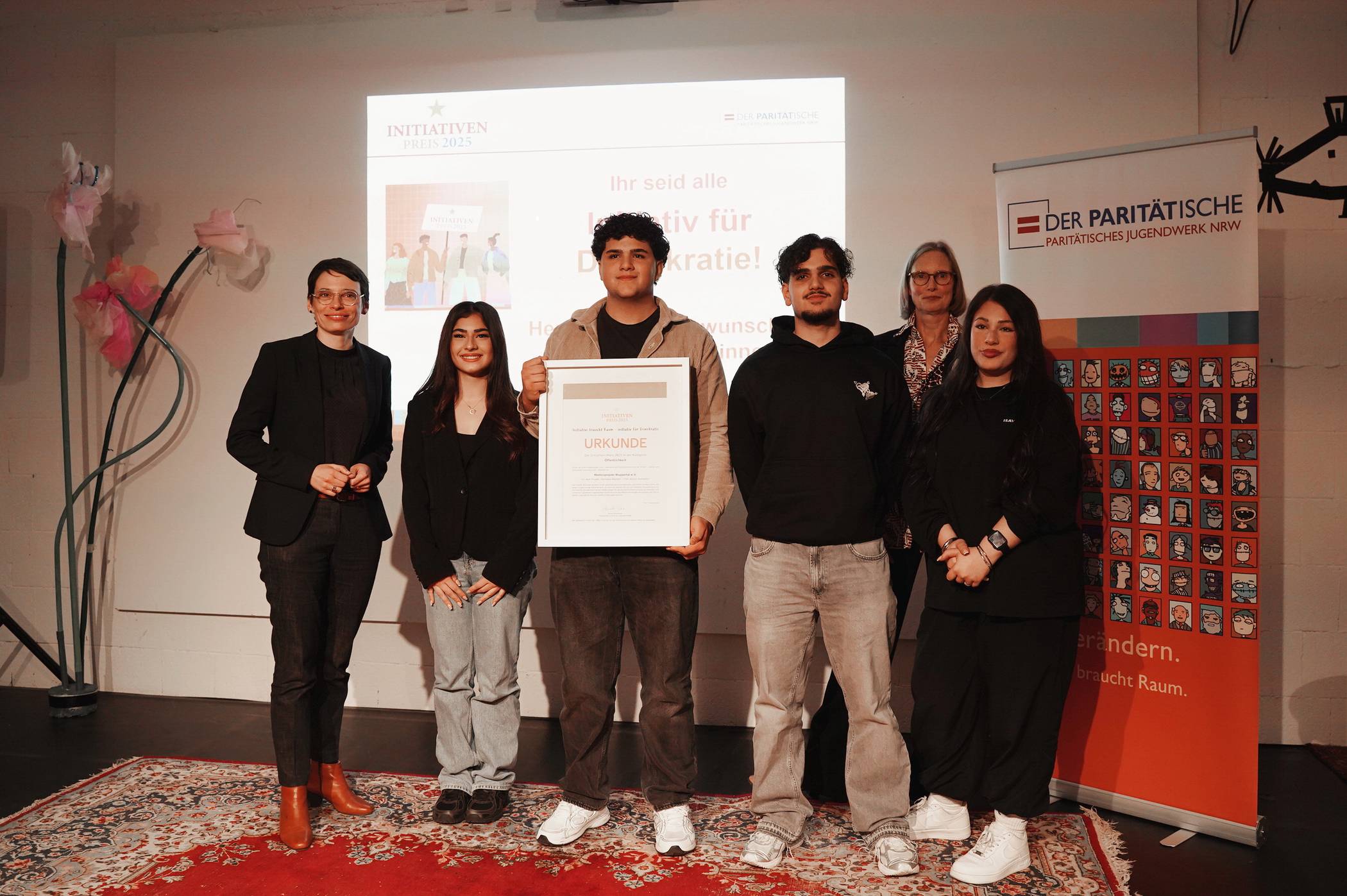  Die Preisverleihung mit Ministerin Josefine Paul (li.). 