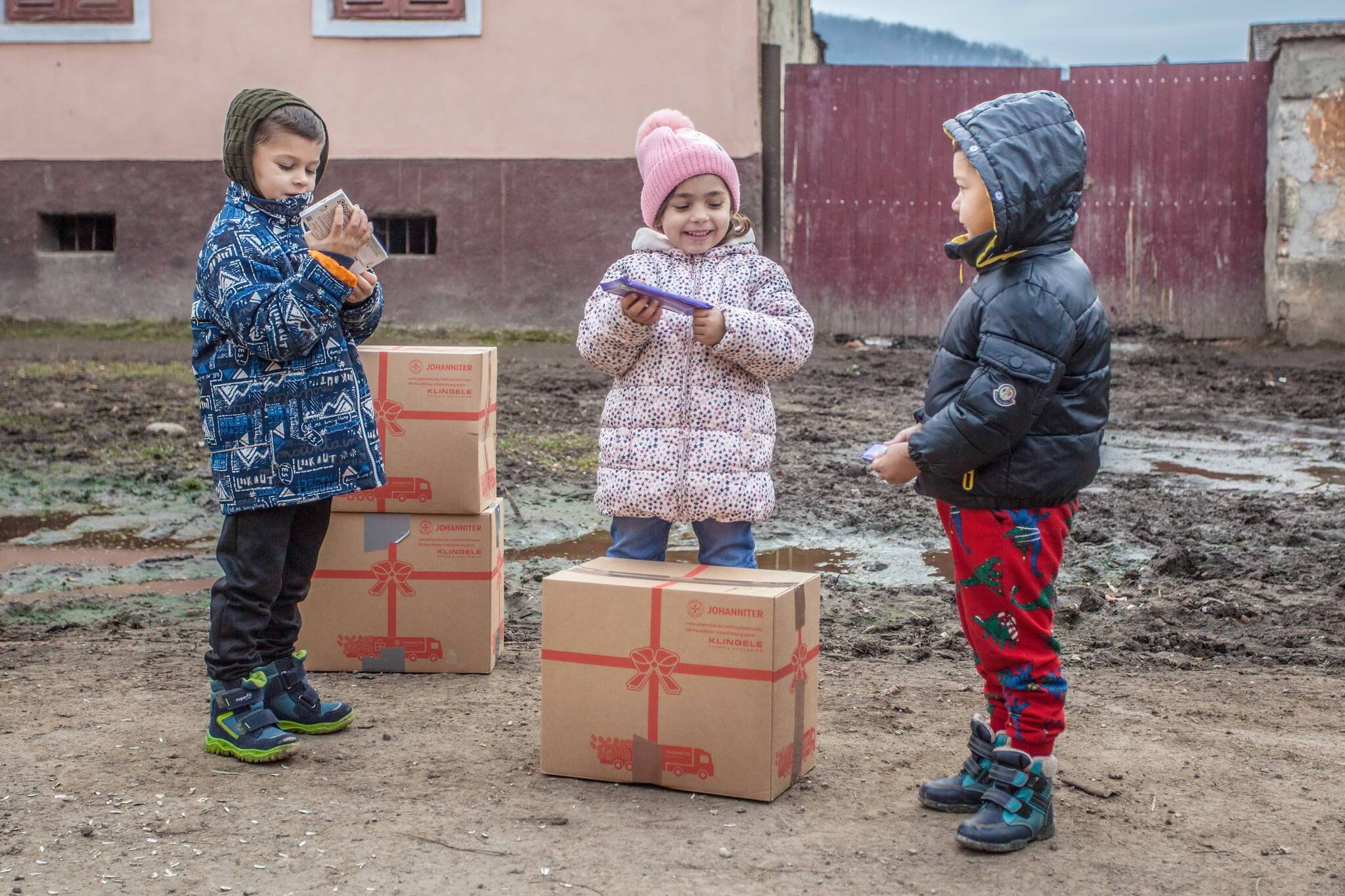  Kinder in Rumänien mit den Paketen. 