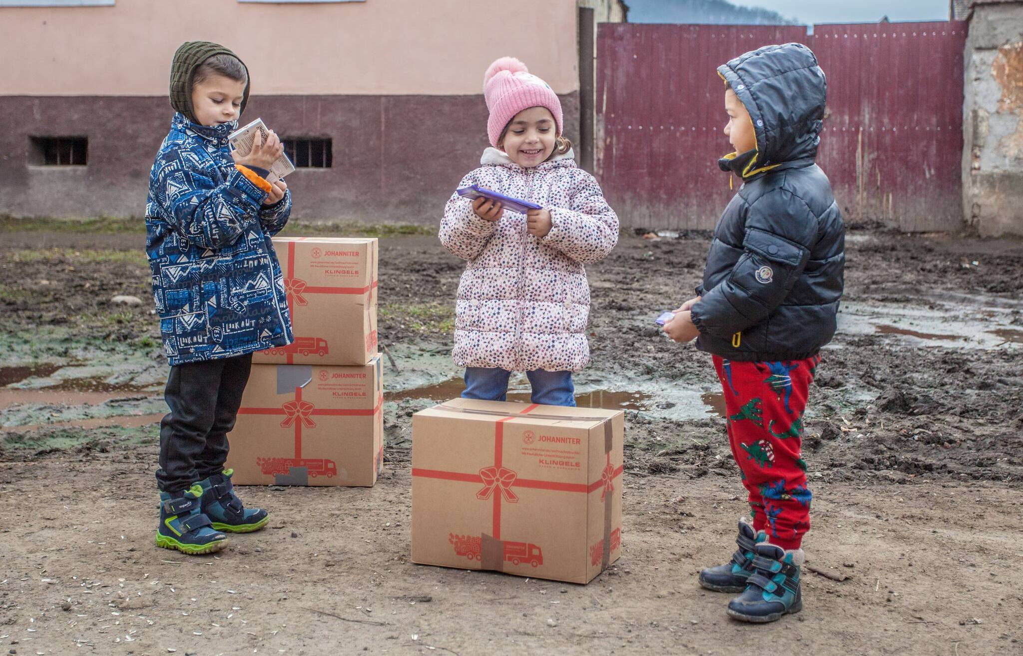 Kinder in Rumänien mit den Paketen.