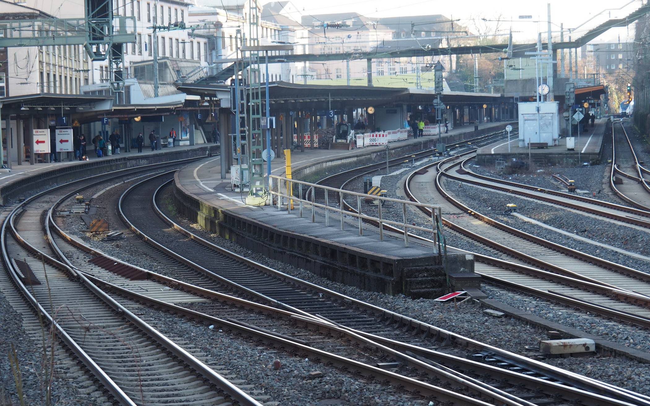 Der Übergang über die Gleise wird