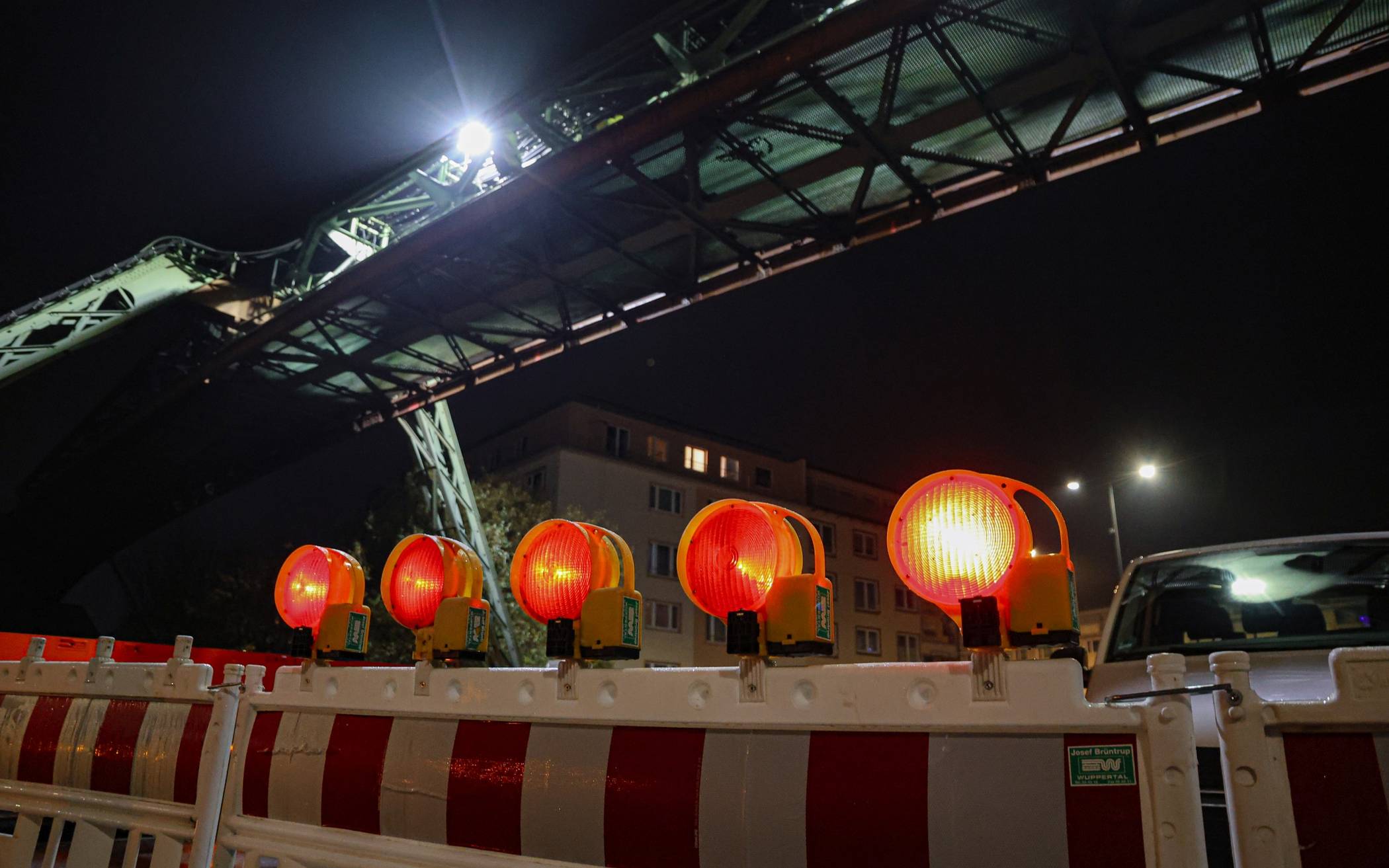 Arbeit am Schwebebahn-Gerüst
