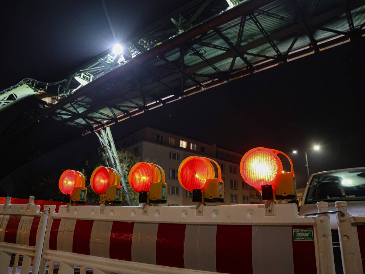 Arbeit am Schwebebahn-Gerüst
