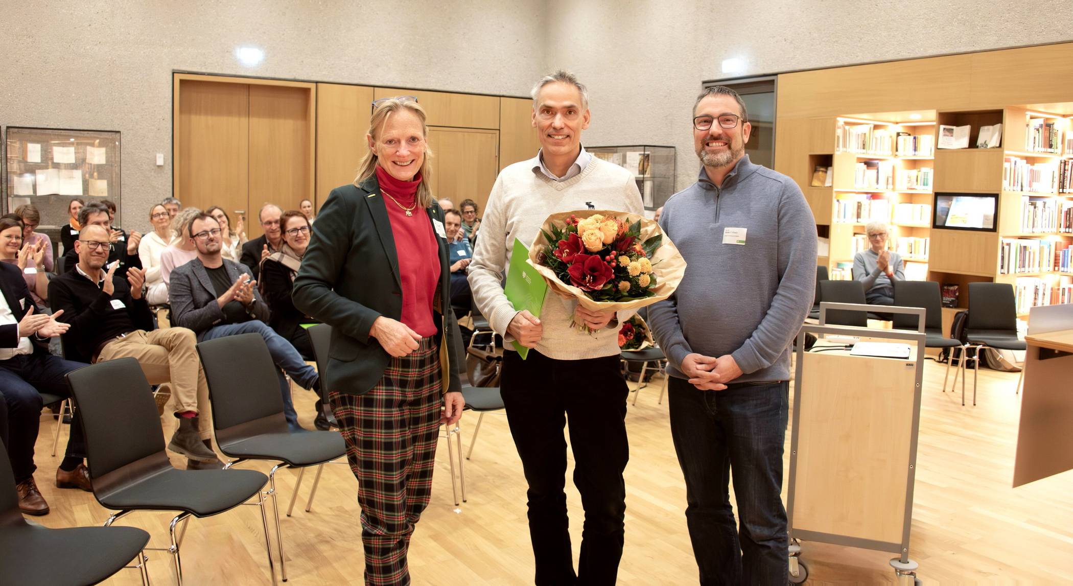  Uni-Rektorin Prof. Dr. Birgitta Wolff  und Prorektor Prof. Dr. Stefan Kirsch (re.) gratulierten Prof. Dr. Ullrich Pfeiffer. 
