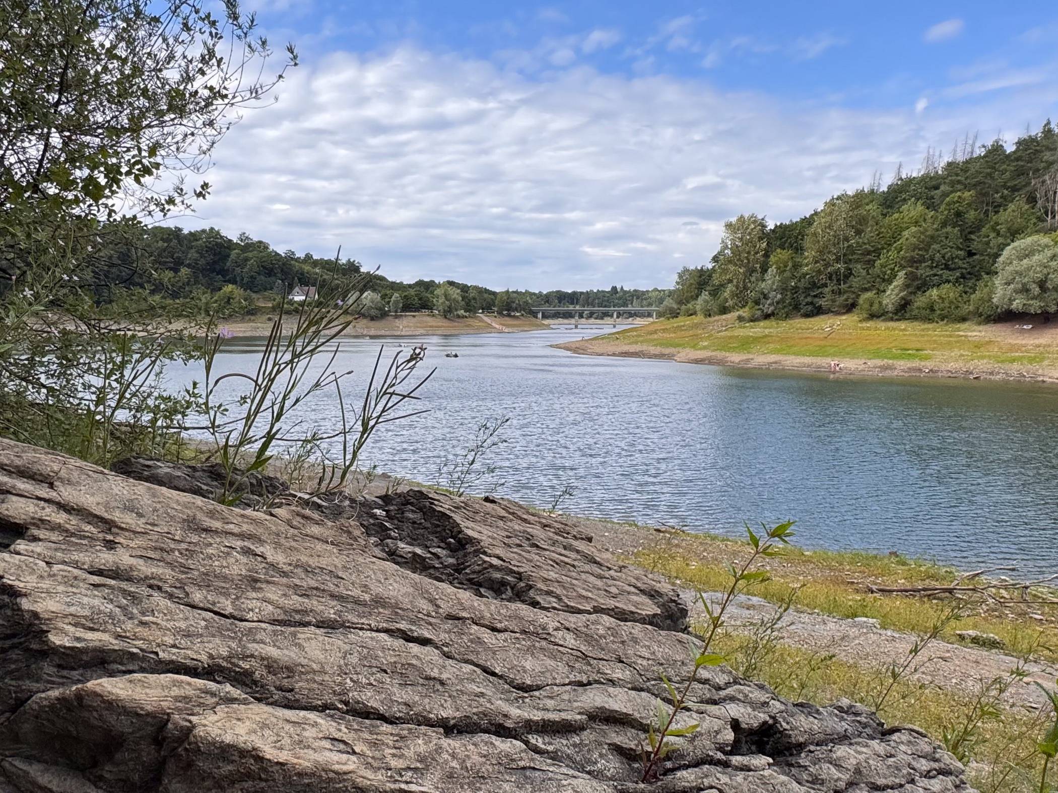  Der niedrige Füllstand der Wupper-Talesperre im Juli 2025. 