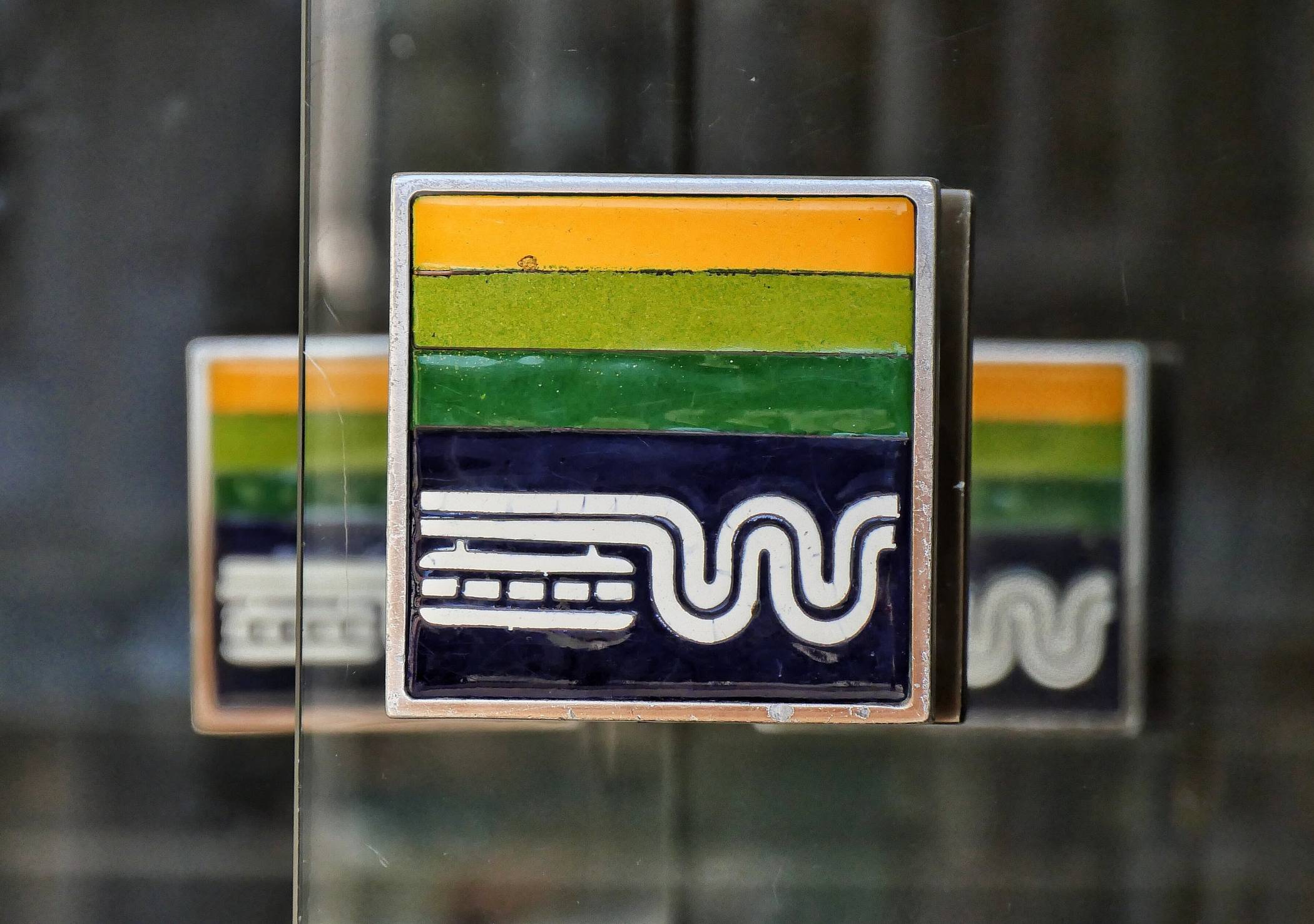  Griff mit dem Logo am Zugang zum Wuppertaler Rathaus. 