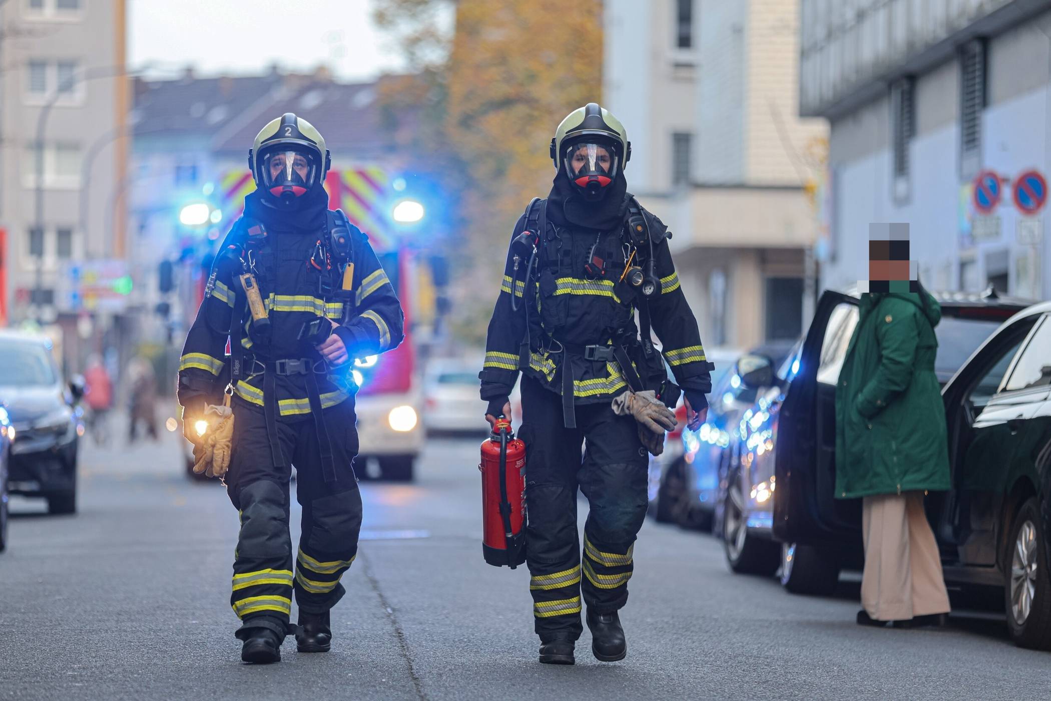 Der Trupp auf dem Weg ins Gebäude.