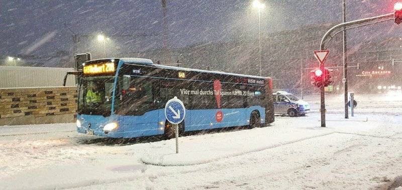 Bus im Schnee auf Höhe der