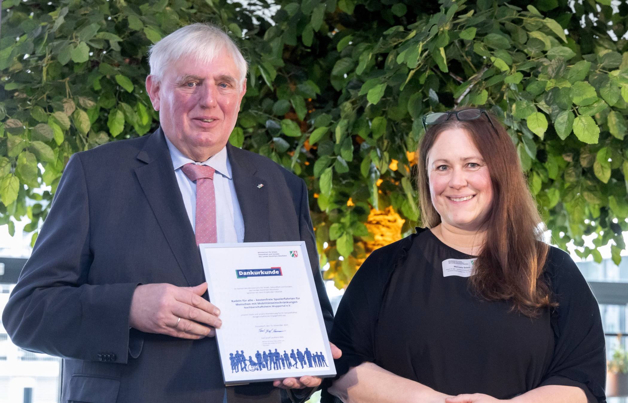 Anerkennung fürs Nachbarschaftsheim: Sozialminister Karl-Josef Laumann und Ehrenamtskoordinatorin Manuela Salem.