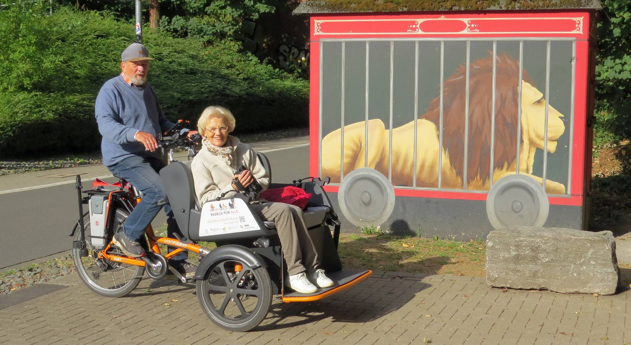  Fahrer Arnold Langheinrich mit einem Gast auf Tour. 