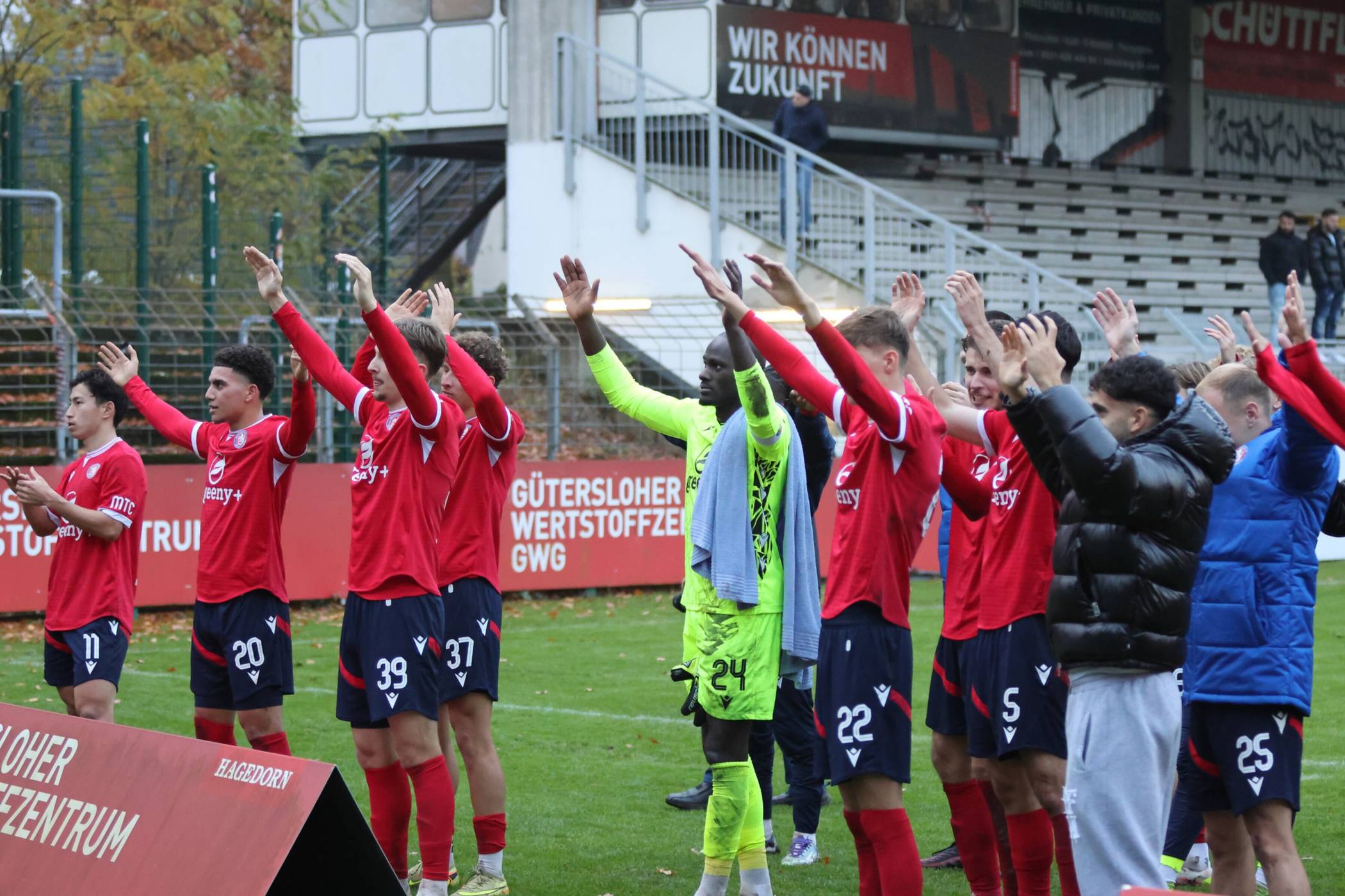 Der Dank der Mannschaft an die Fans nach dem Spiel in Gütersloh.
