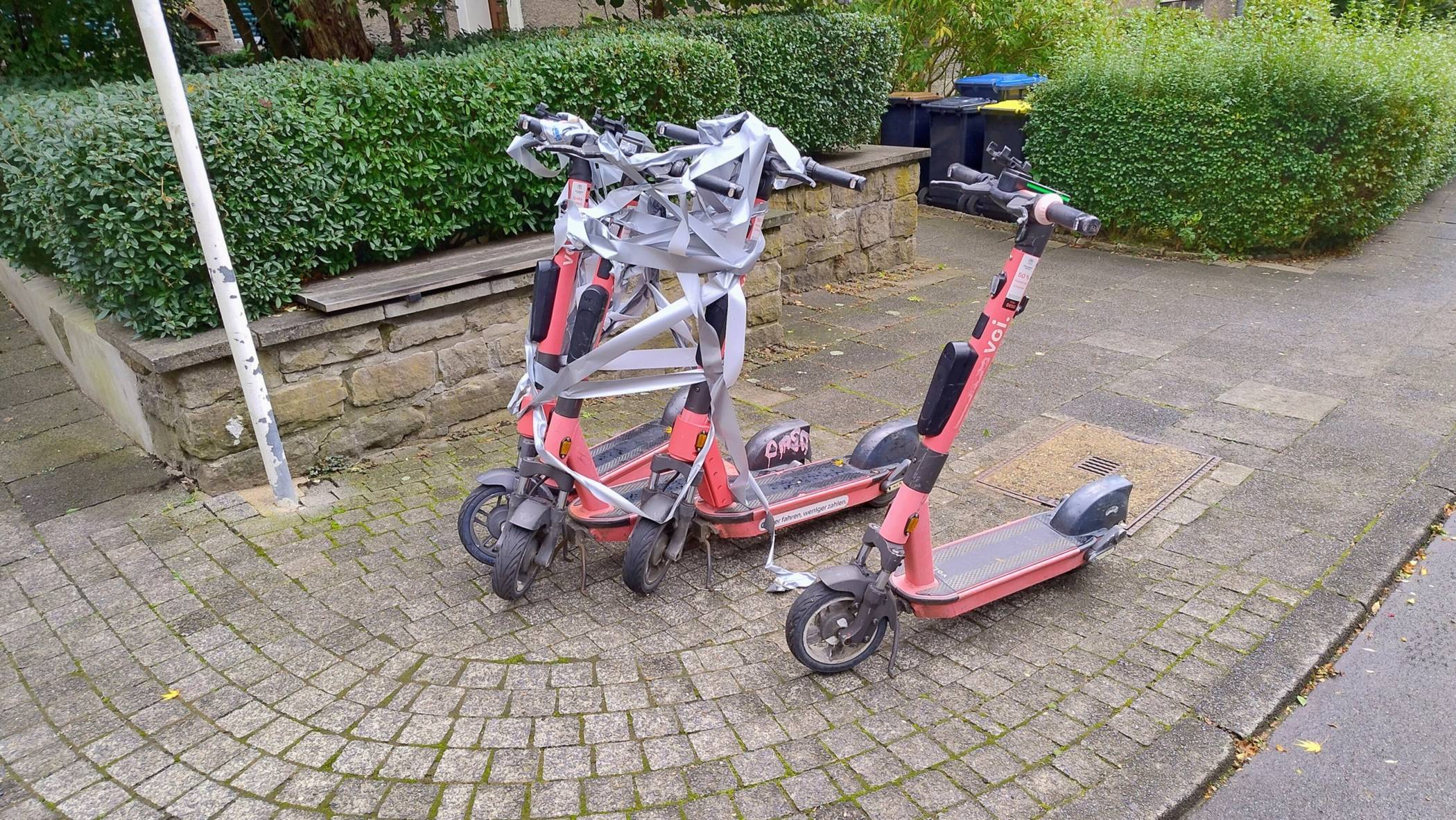  „Verklebte“ E-Scooter in der Zietenstraße. 