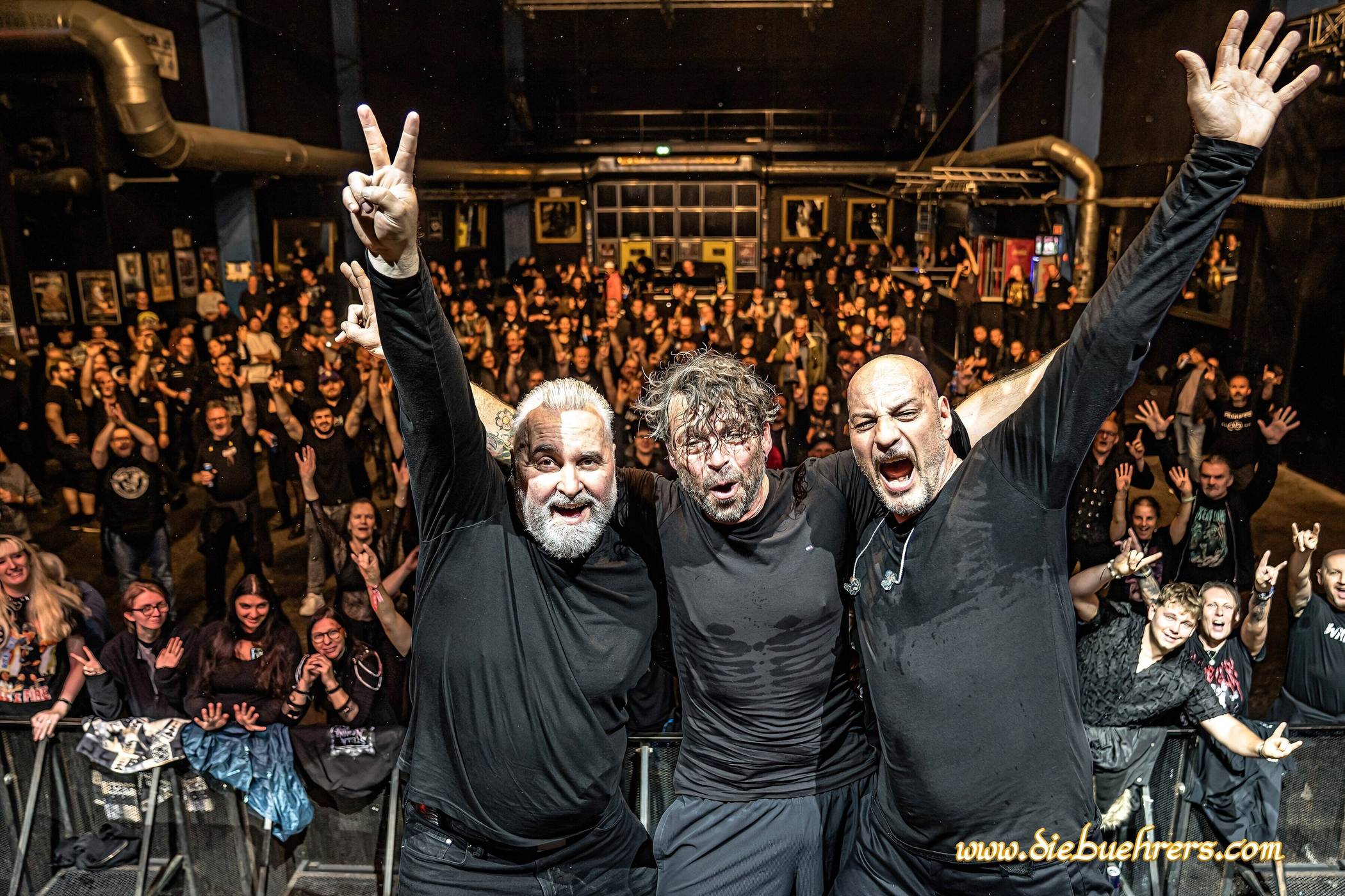 „Johnny Tupolev“ aus Wuppertal richtig durchgeschwitzt: Das Publikum hat die Auftritte von Tom Berger, Jens Grebe und Dietmar Noack gefeiert. Unser Bild entstand beim Konzert im „Club 27“ in Pratteln in der Schweiz.  
