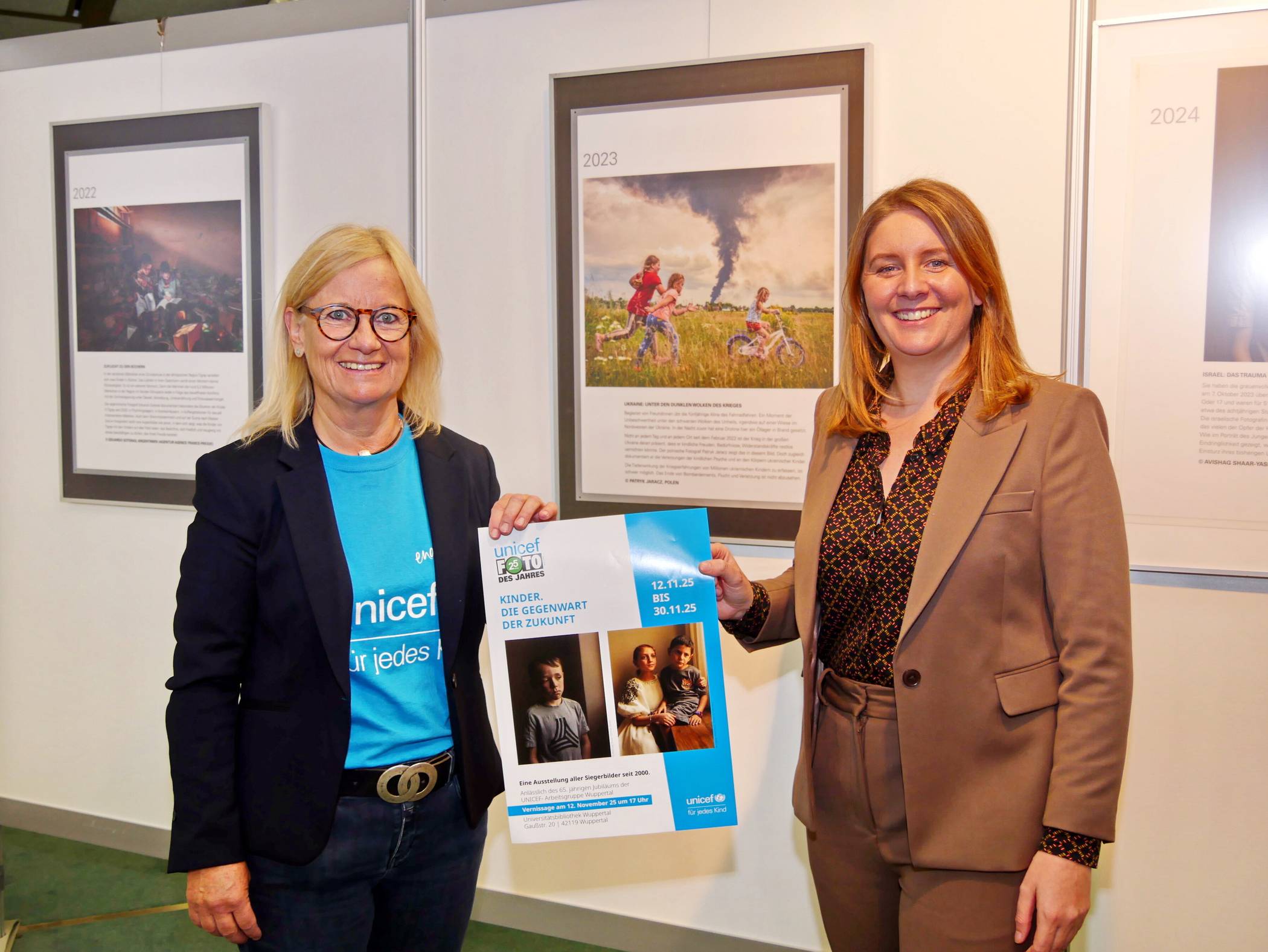  UNICEF-Mitarbeiterin Brigitte Dassow (li.) begrüßte bei der Vernissage Oberbürgermeisterin Miriam Scherff.  