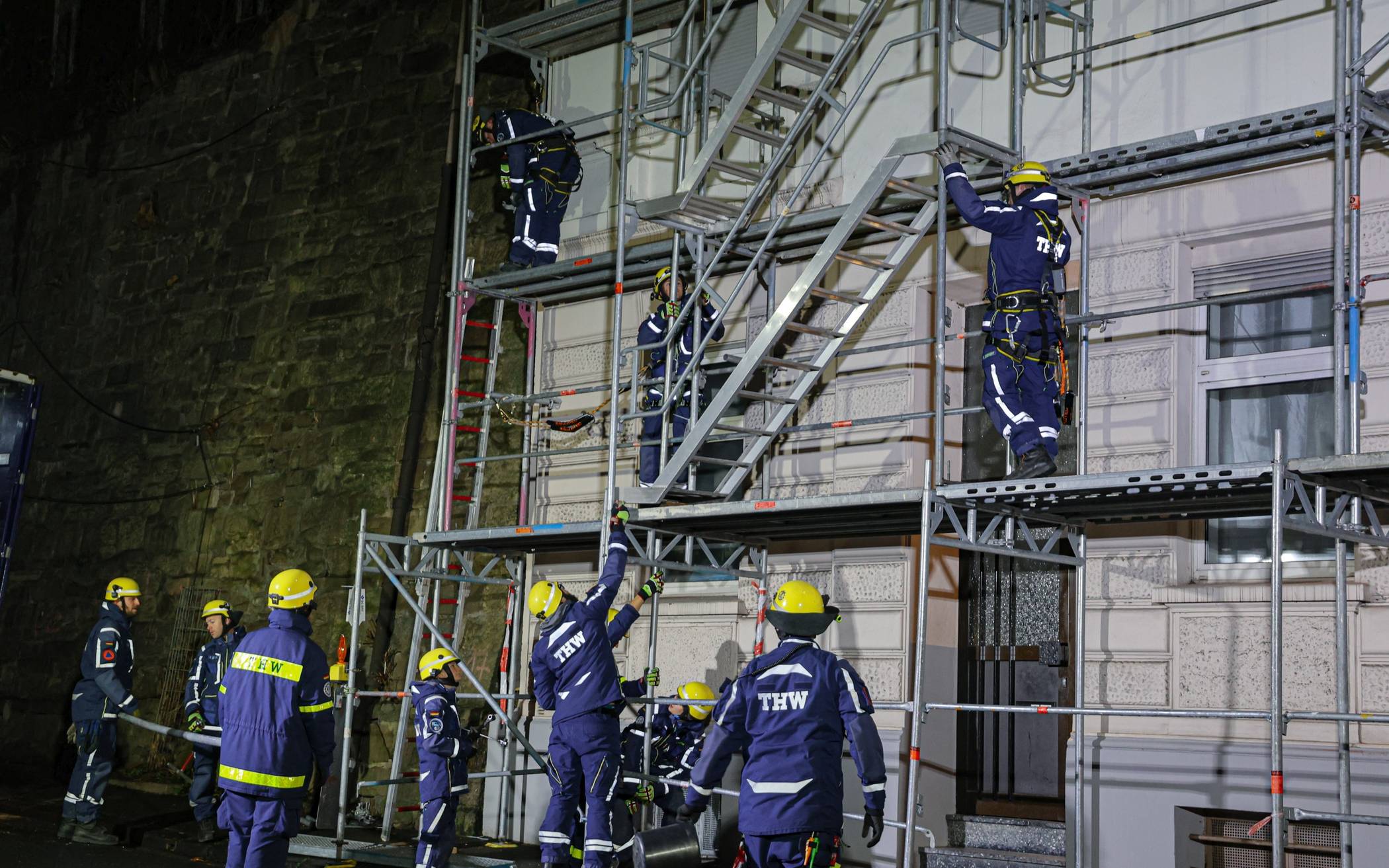 THW stabilisiert instabiles Baugerüst
