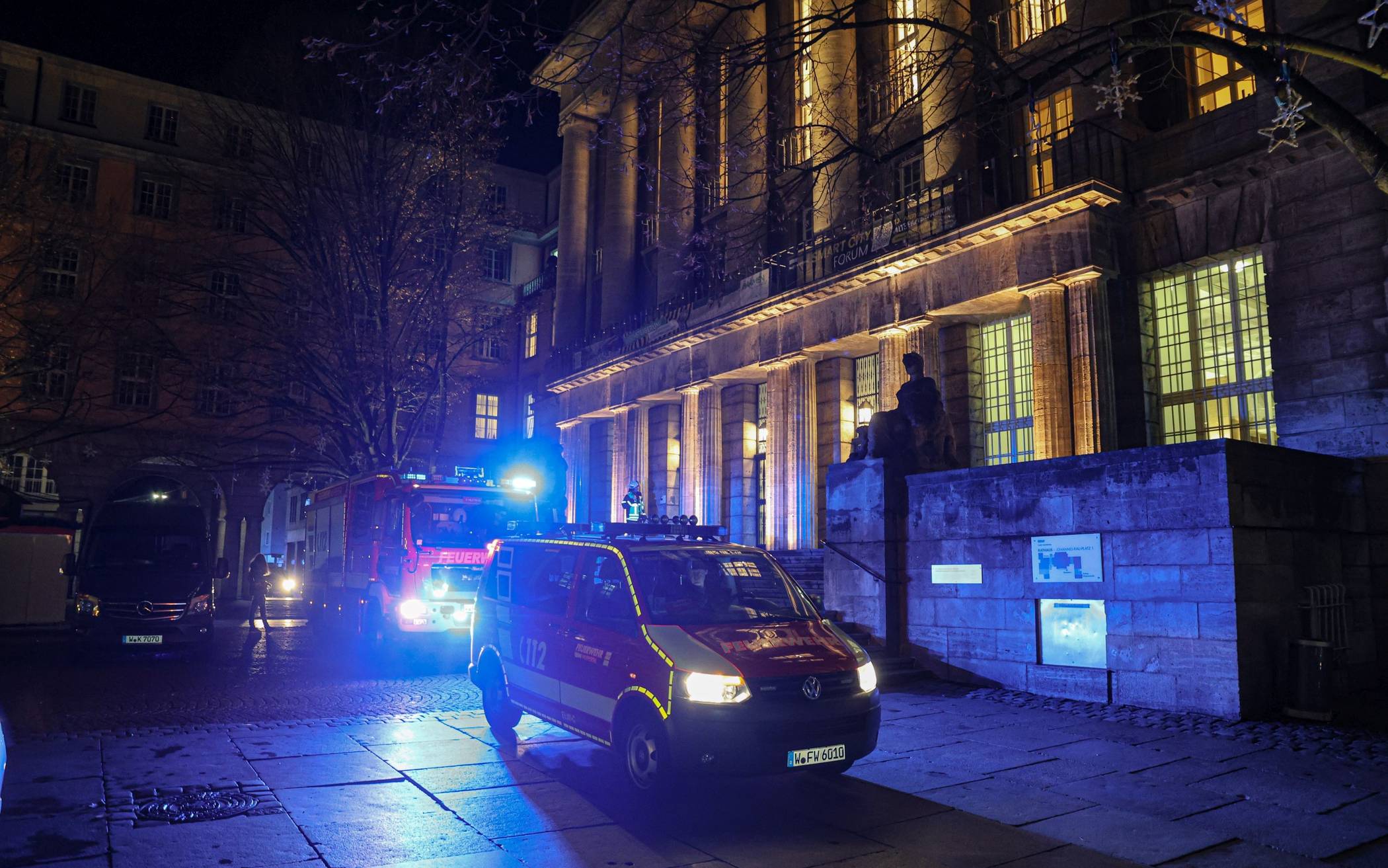 Die Feuerwehr auf dem Johannes-Rau-Platz.