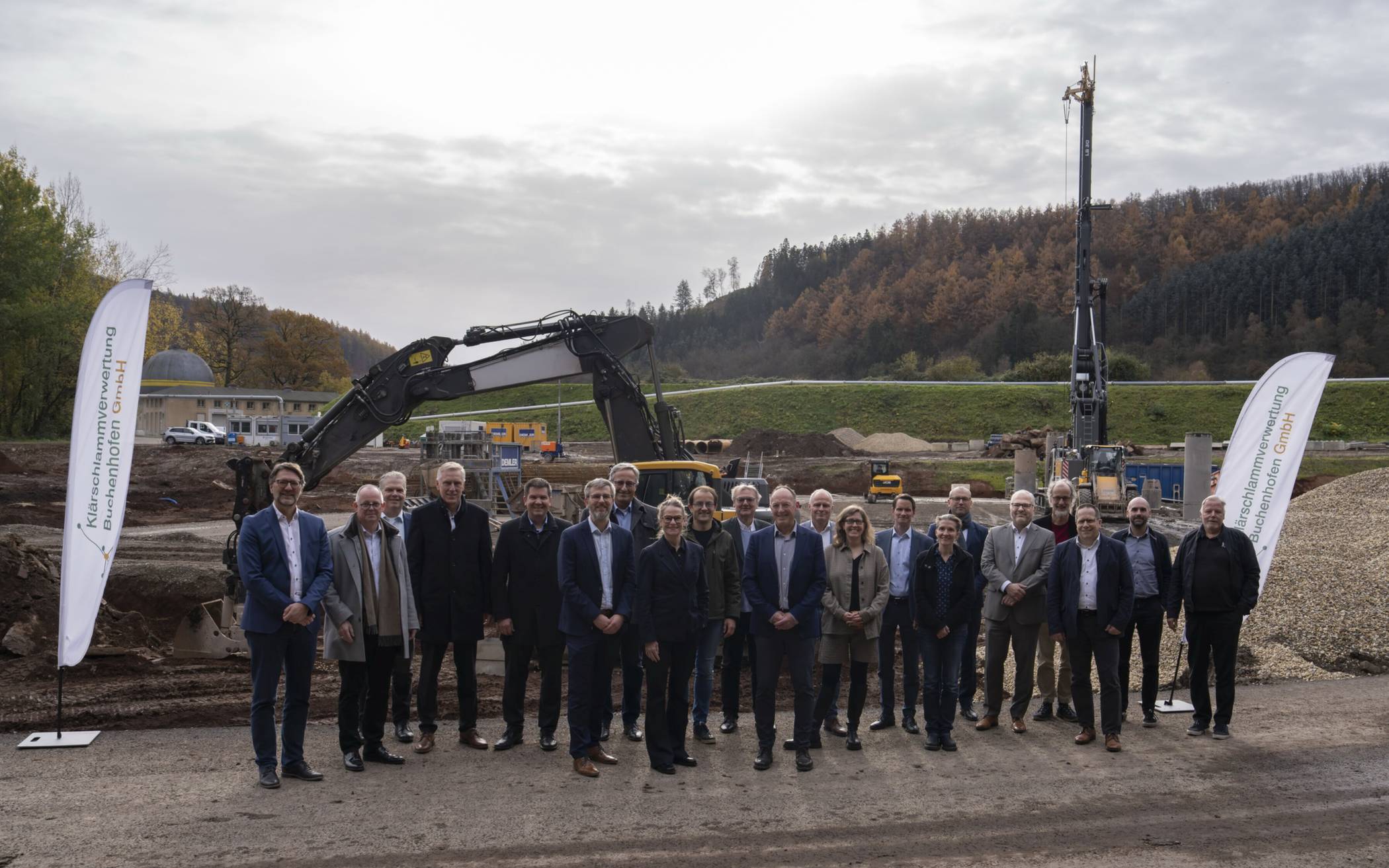 Das Gruppenbild an der Baustelle.