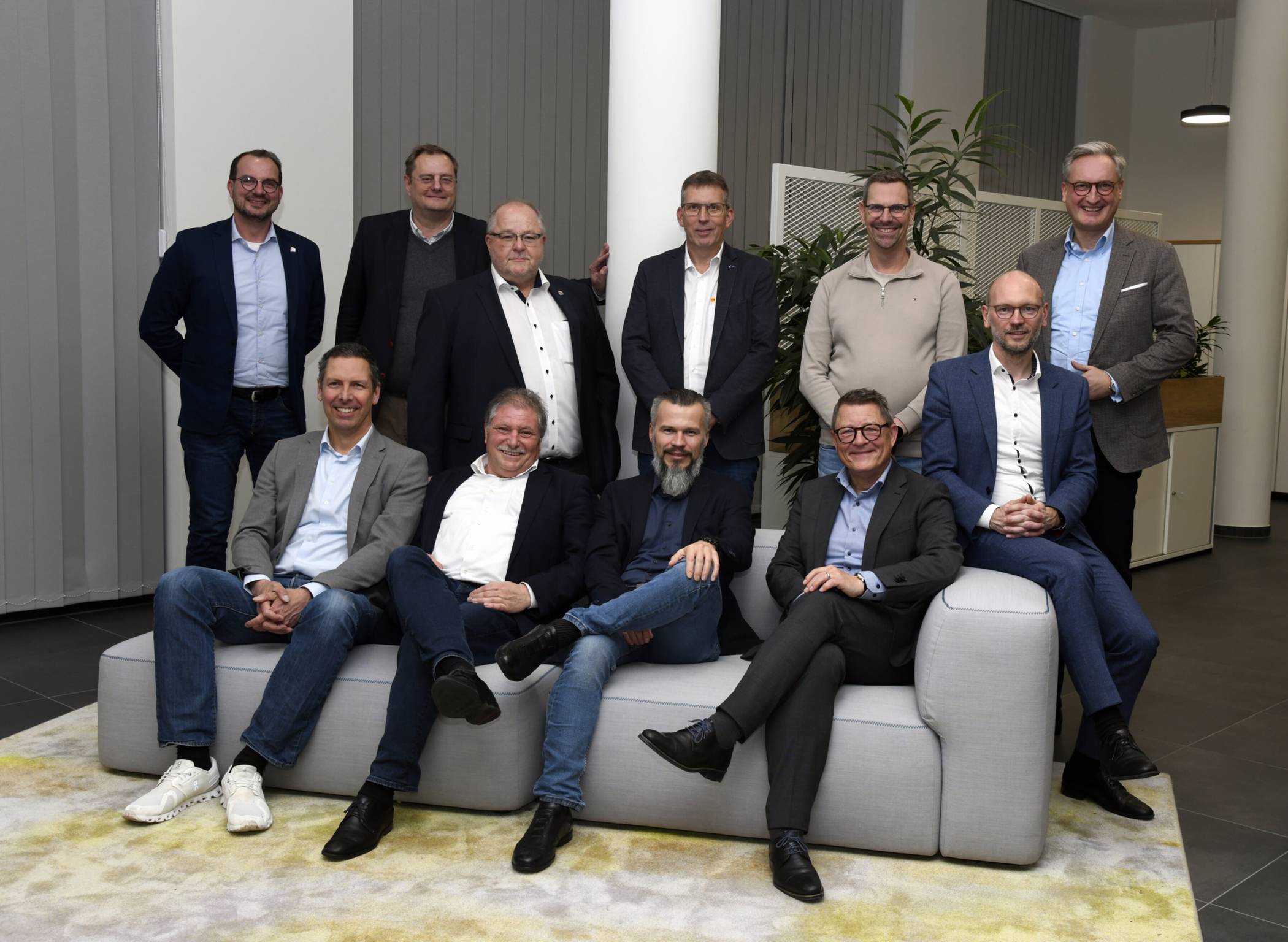 Alle in einem Innungs-Boot  - stehend von links: Frank Karuc (Obermeister SHK-Innung), Peter Storch (Vorstandsmitglied WSW Energie &amp; Wasser AG),  Holger Dahlmann (stellv. Obermeister SHK-Innung),  Ingo Kursawe (Obermeister Elektro-Innung), André Mölders (stellv. Obermeister Elektro-Innung), Markus Hilkenbach (Vorstandsvorsitzender WSW Energie &amp; Wasser AG); sitzend von links: Dr. Kai-Uwe Dettmann (Geschäftsführer WSW Netz GmbH), Gerhard Daun (Leiter Planung und Bau Netze, WSW Energie &amp; Wasser AG), Markus Fandler (Leiter Planung Gas/Wasser/Fernwärme, WSW Energie &amp; Wasser AG), Andreas Brinkmann (Leiter Absatzmanagement Geschäftskunden, WSW Energie &amp; Wasser AG),asser/Fernwärme, WSW Energie &amp; Wasser AG) und Andy Voelschow (Leiter Kunden &amp; Quartierslösungen, WSW Energie &amp; Wasser AG).