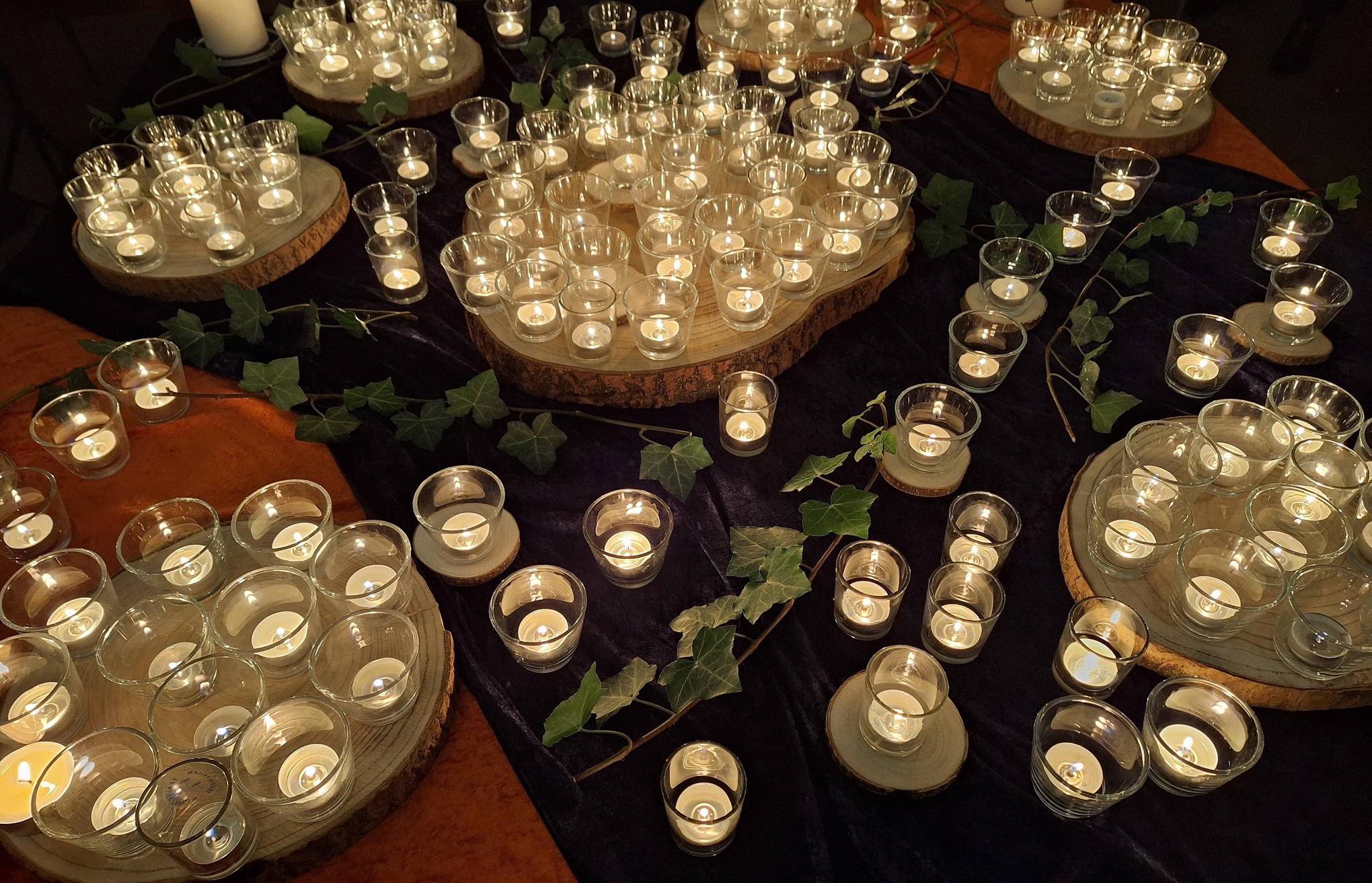 Kerzen erinnern an die Verstorbenen.