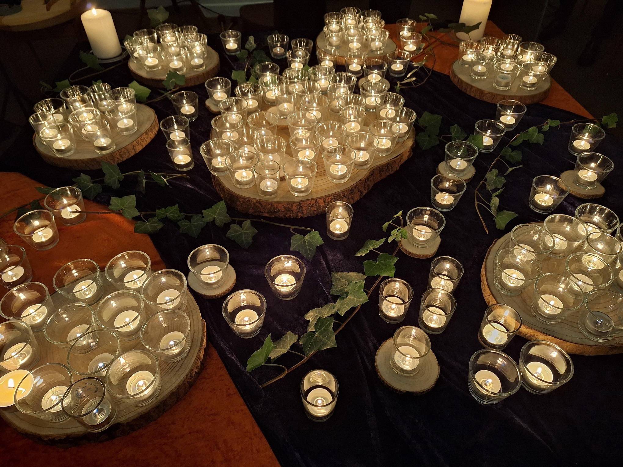 Kerzen erinnern an die Verstorbenen.