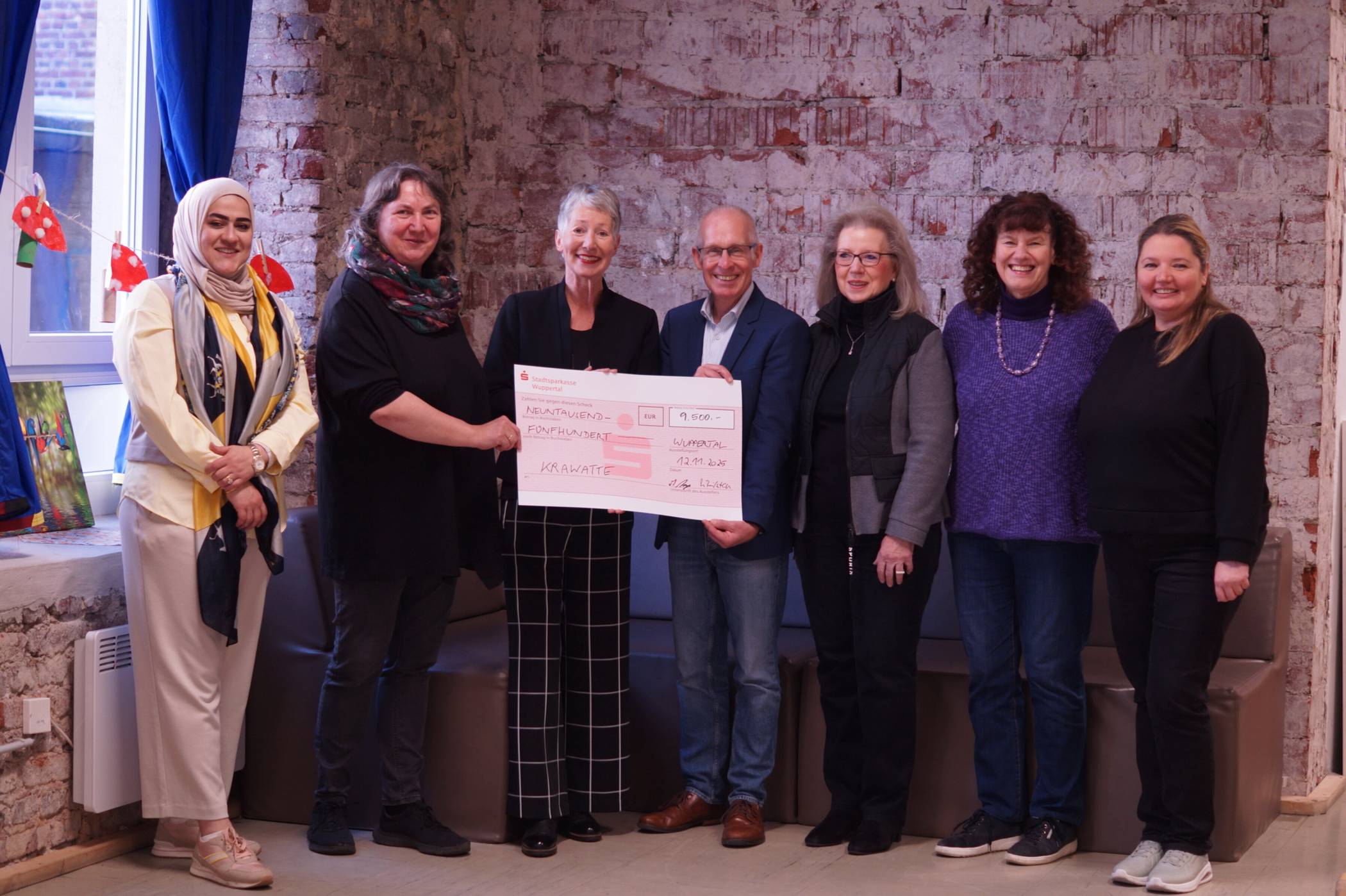 Die Scheckübergabe.