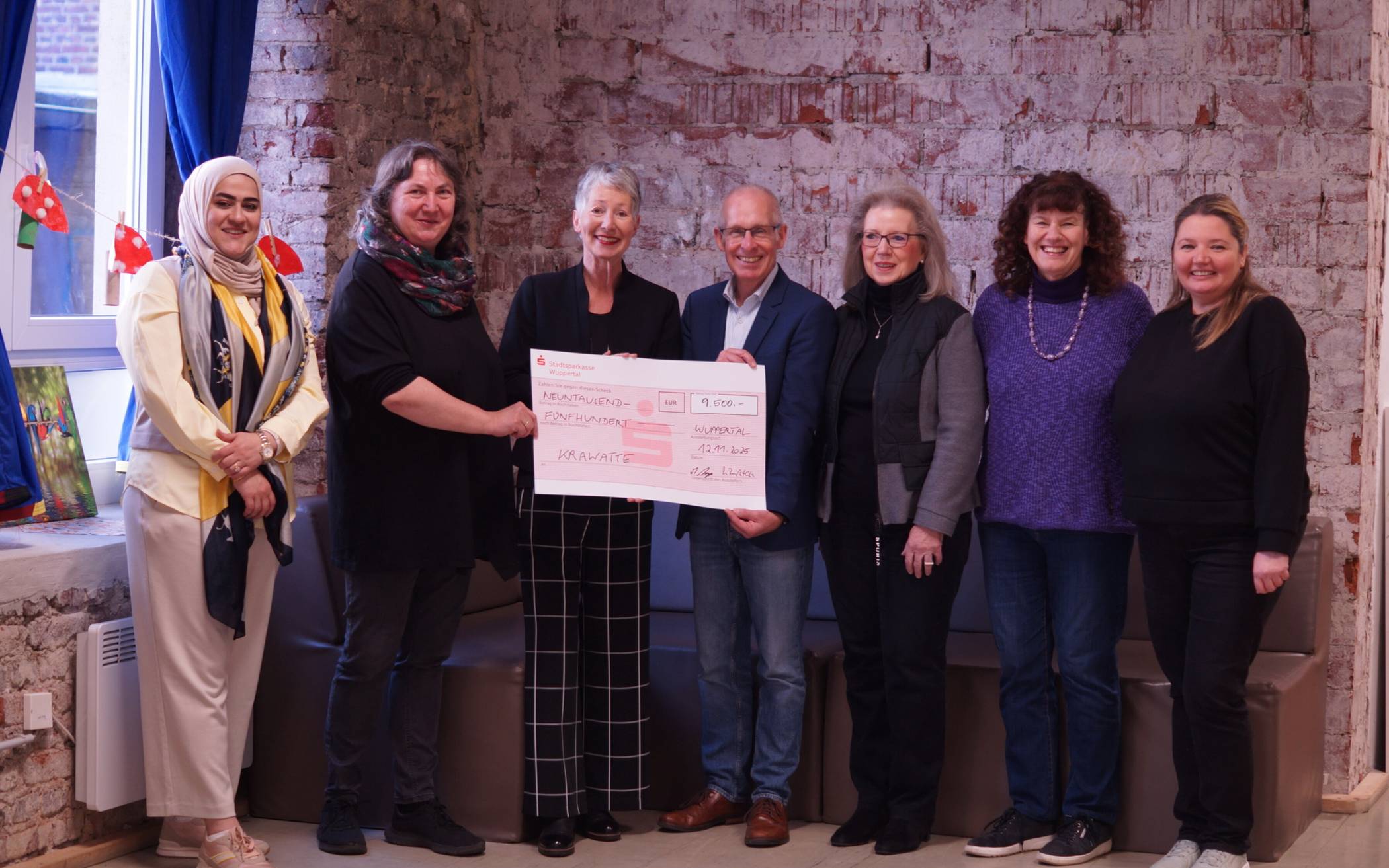 Die Scheckübergabe.