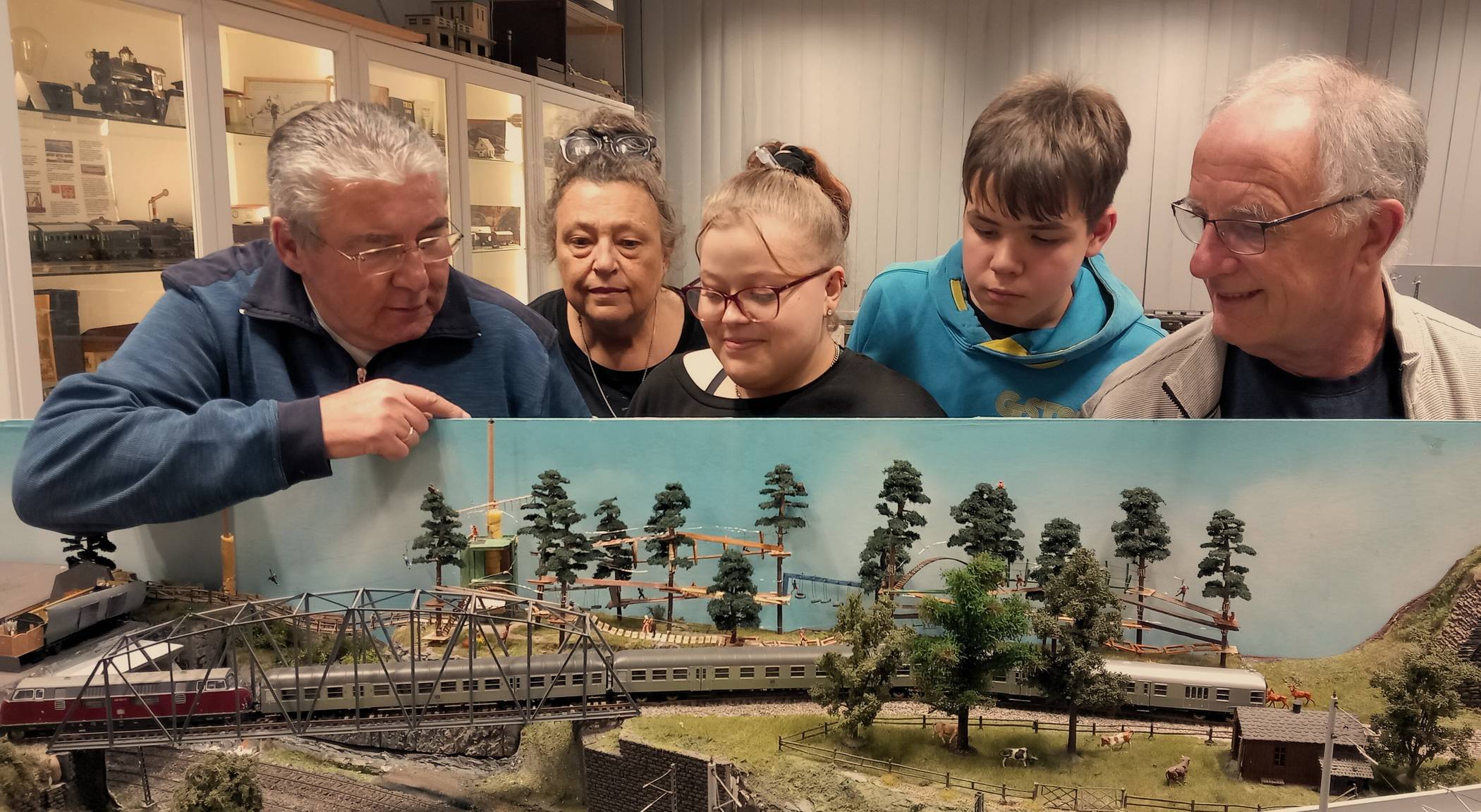  Der „Hochseilgarten“ passt sich der Strecke an. 