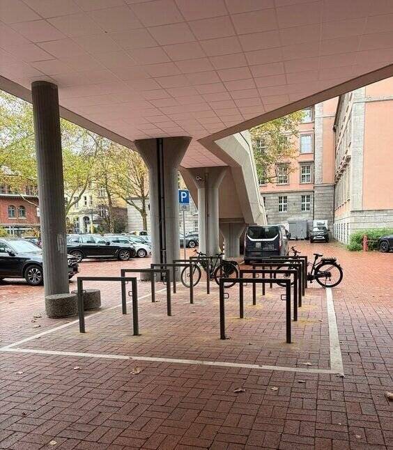 Die neuen Radbügel unter der Treppe.